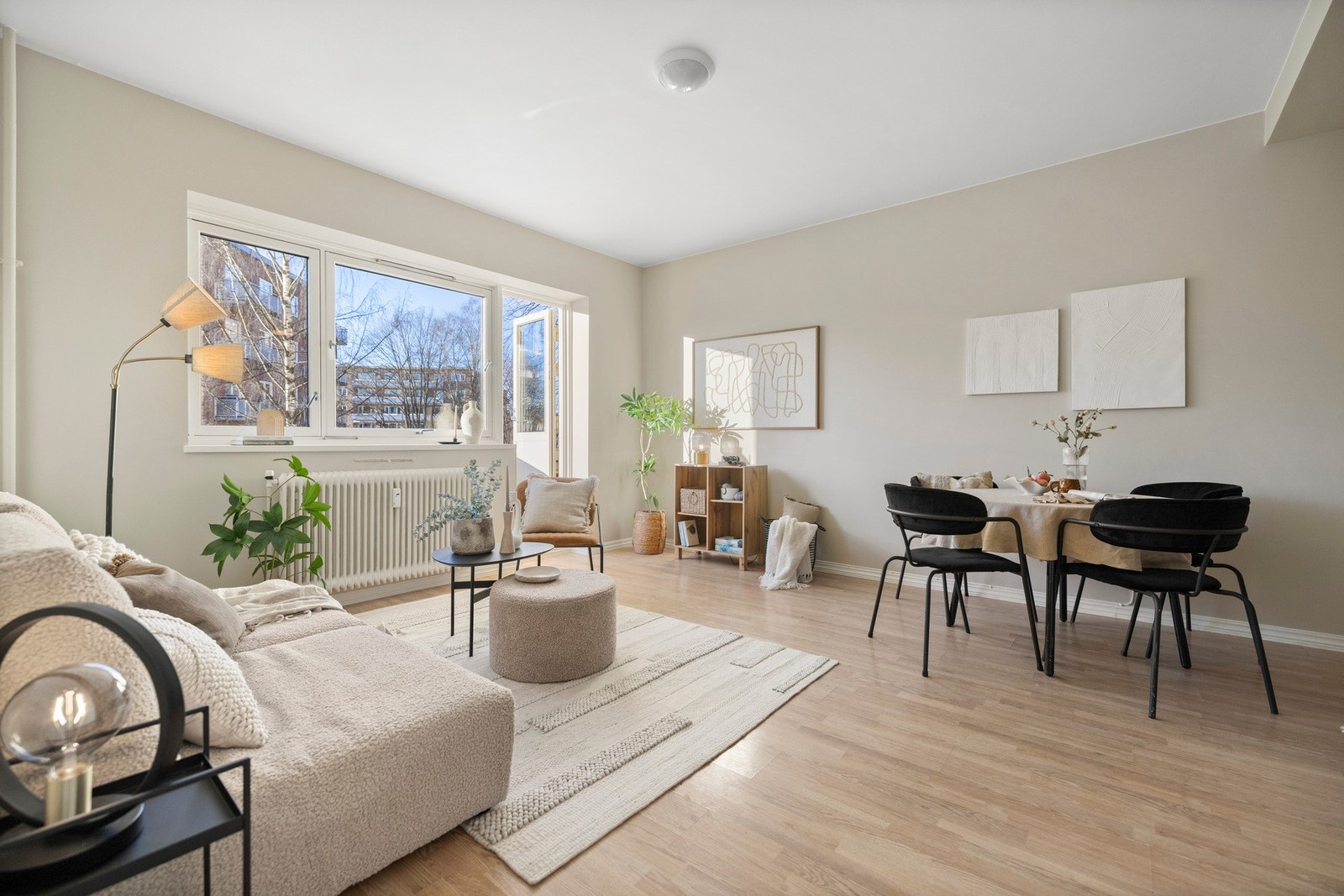 Romslig stue med gode møbleringsmuligheter. Galleribilde