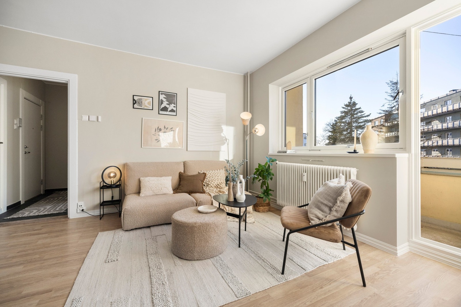 Boligen har en lys og fin stue med store vindusflater. Galleribilde