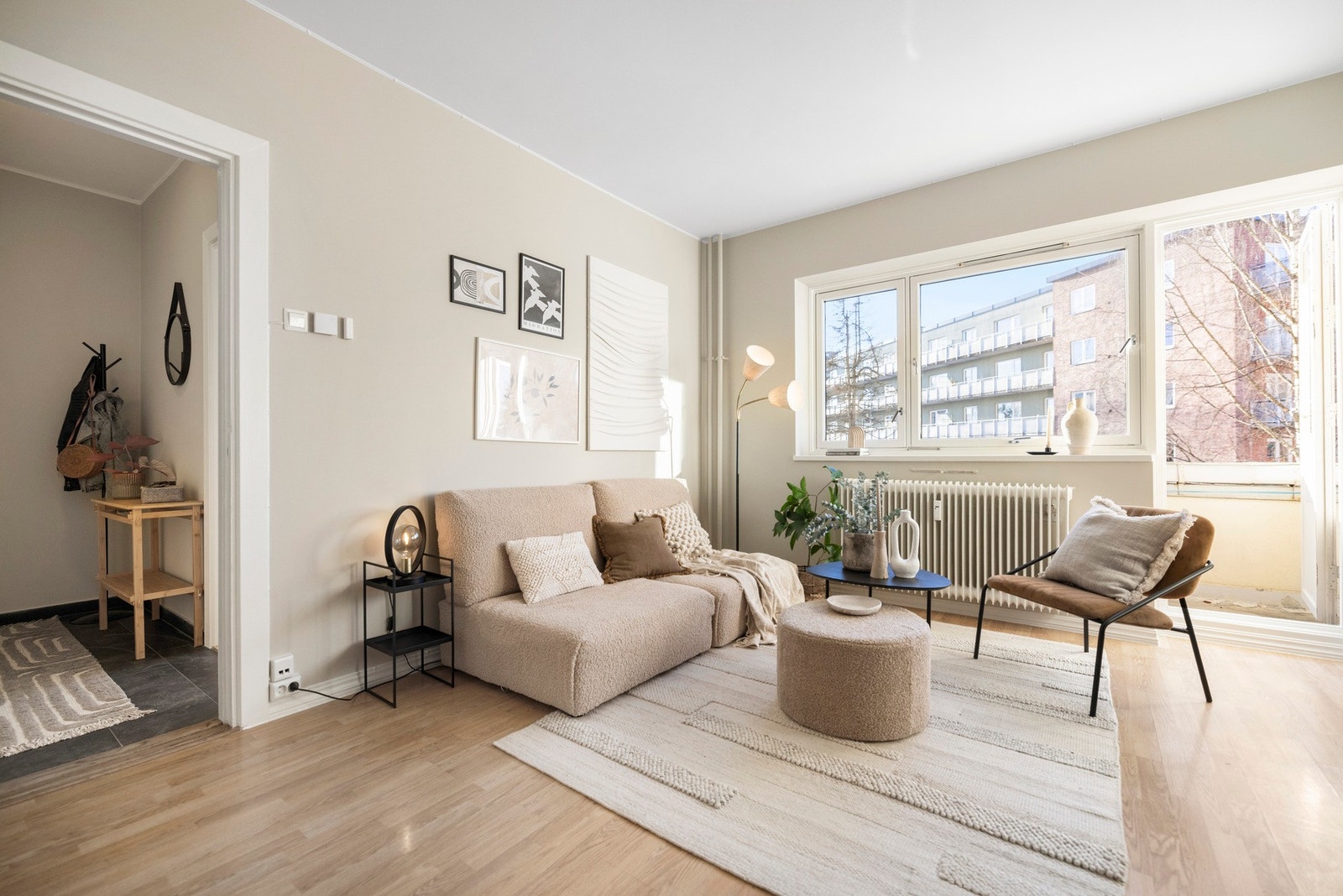 Fra stuen er det utgang til balkong. Galleribilde