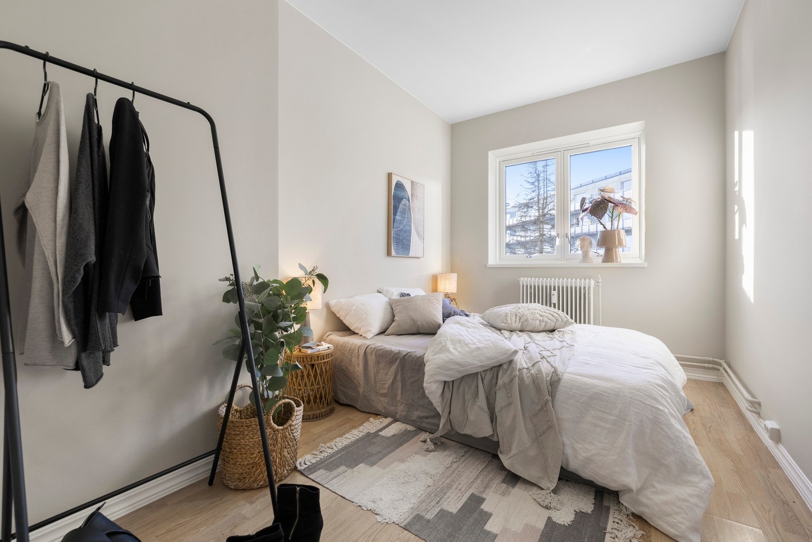 Soverommet er av god størrelse og har plass til dobbeltseng, nattbord og garderobeskap. Galleribilde