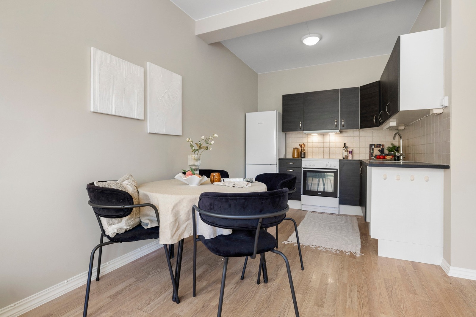 Kjøkkenet er praktisk plassert i et eget hjørne av stuen. Galleribilde