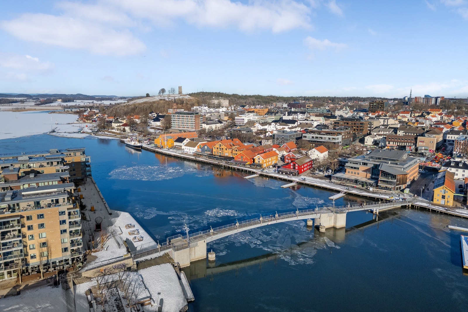Umiddelbar nærhet til badeplass, matbutikk og gangbro over til bykjernen med sine kafeer og gode servicetilbud. Galleribilde