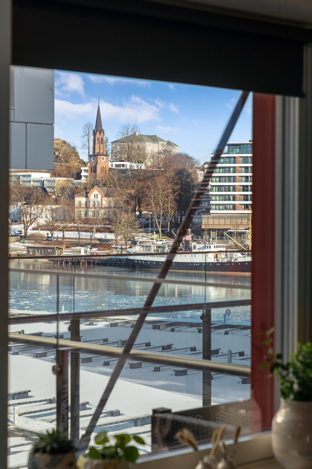 Balkongen har fin utsikt over kanalen og mot brygga. Galleribilde