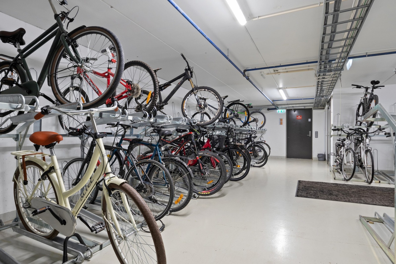 Leiligheten har 2 dedikerte sykkelparkeringsplasser i bod/gang for sykkelparkering. Galleribilde