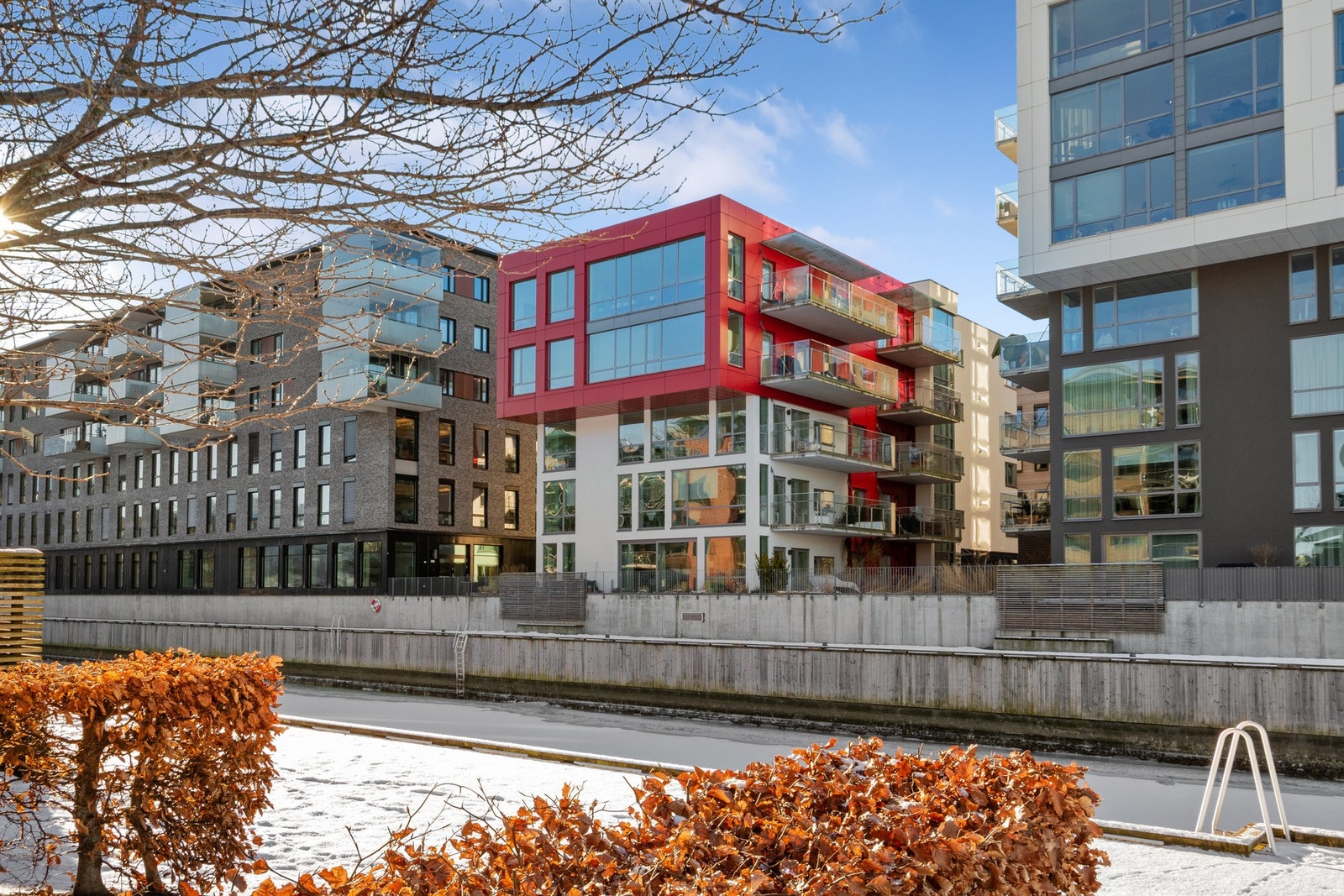 Eiendommen ligger særdeles sentralt og attraktivt til, helt nede ved sjøkanten på Kaldnes Brygge. Galleribilde