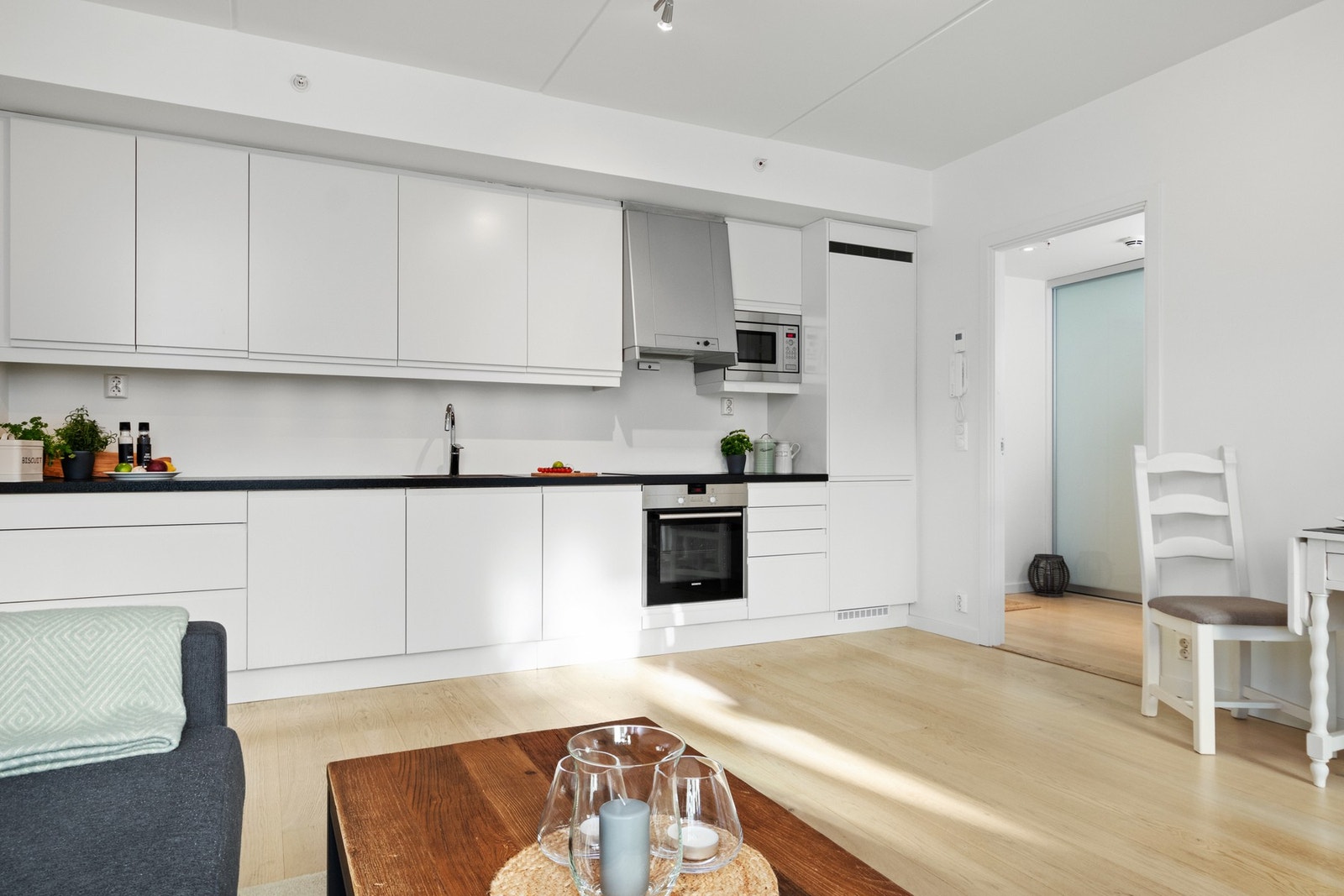 Kjøkkenet har et stilfullt og moderne design med gode benkeflater og mye oppbevaringsplass. Galleribilde