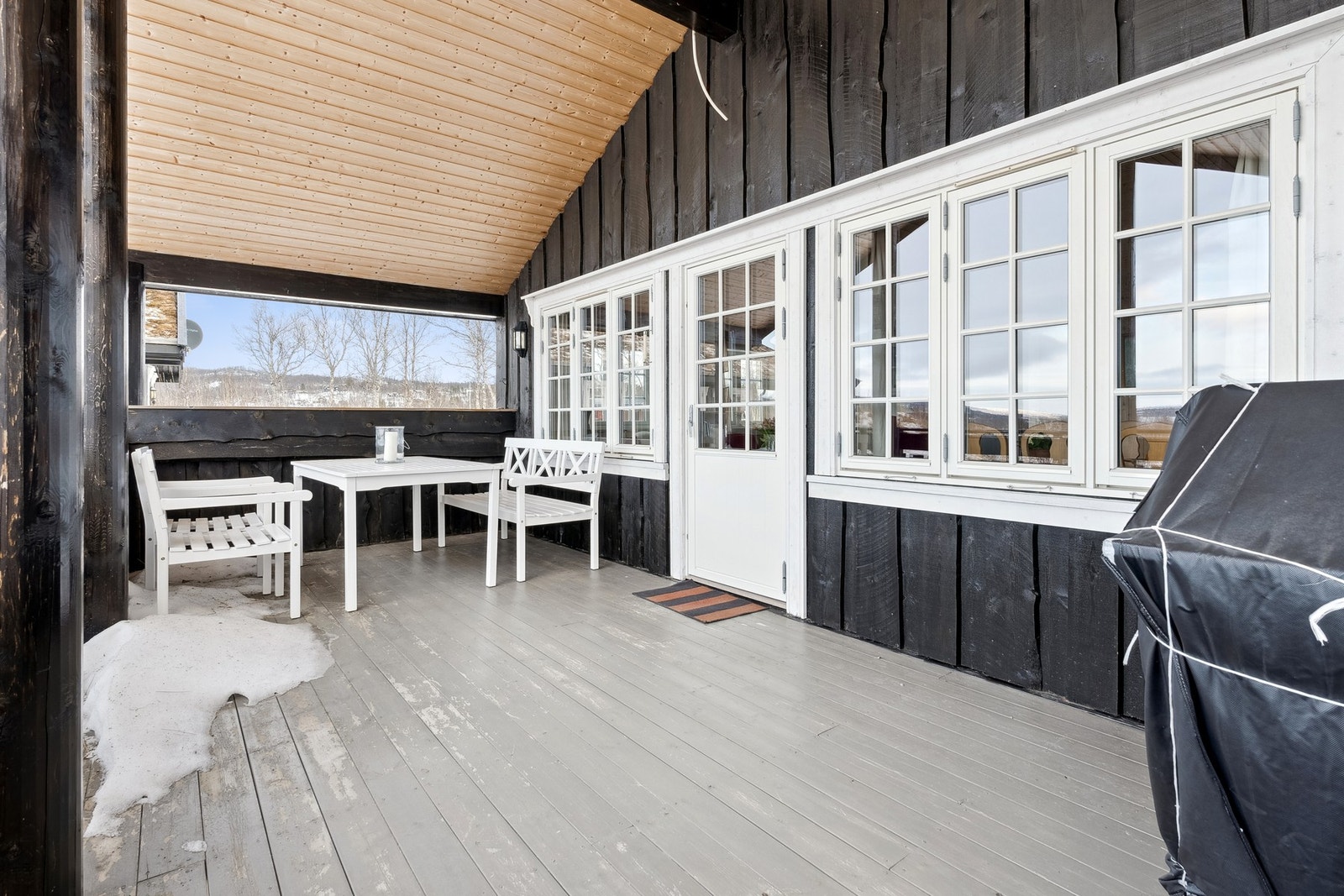 Her har du god plass til å innrede med utemøblement. Galleribilde