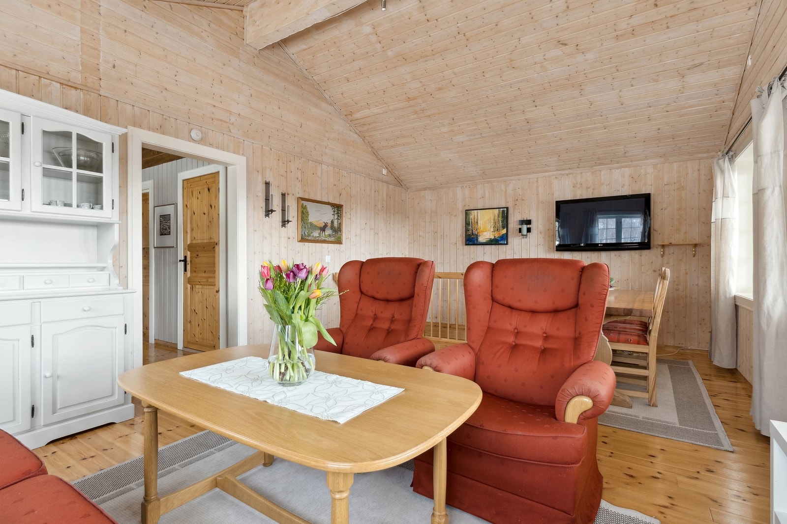 Det er rikelig med plass til å innrede med både sittegruppe og spisegruppe. Galleribilde