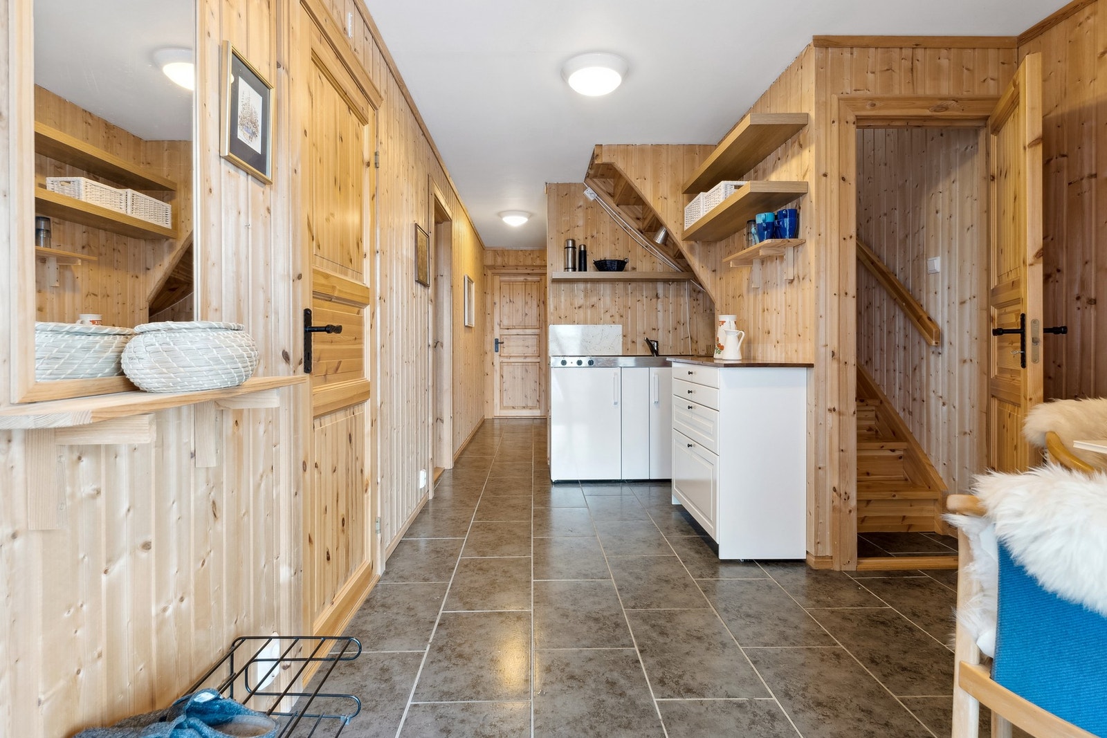 Ved trappeoppgang til 1. etasje har du et lite kjøkken. Galleribilde
