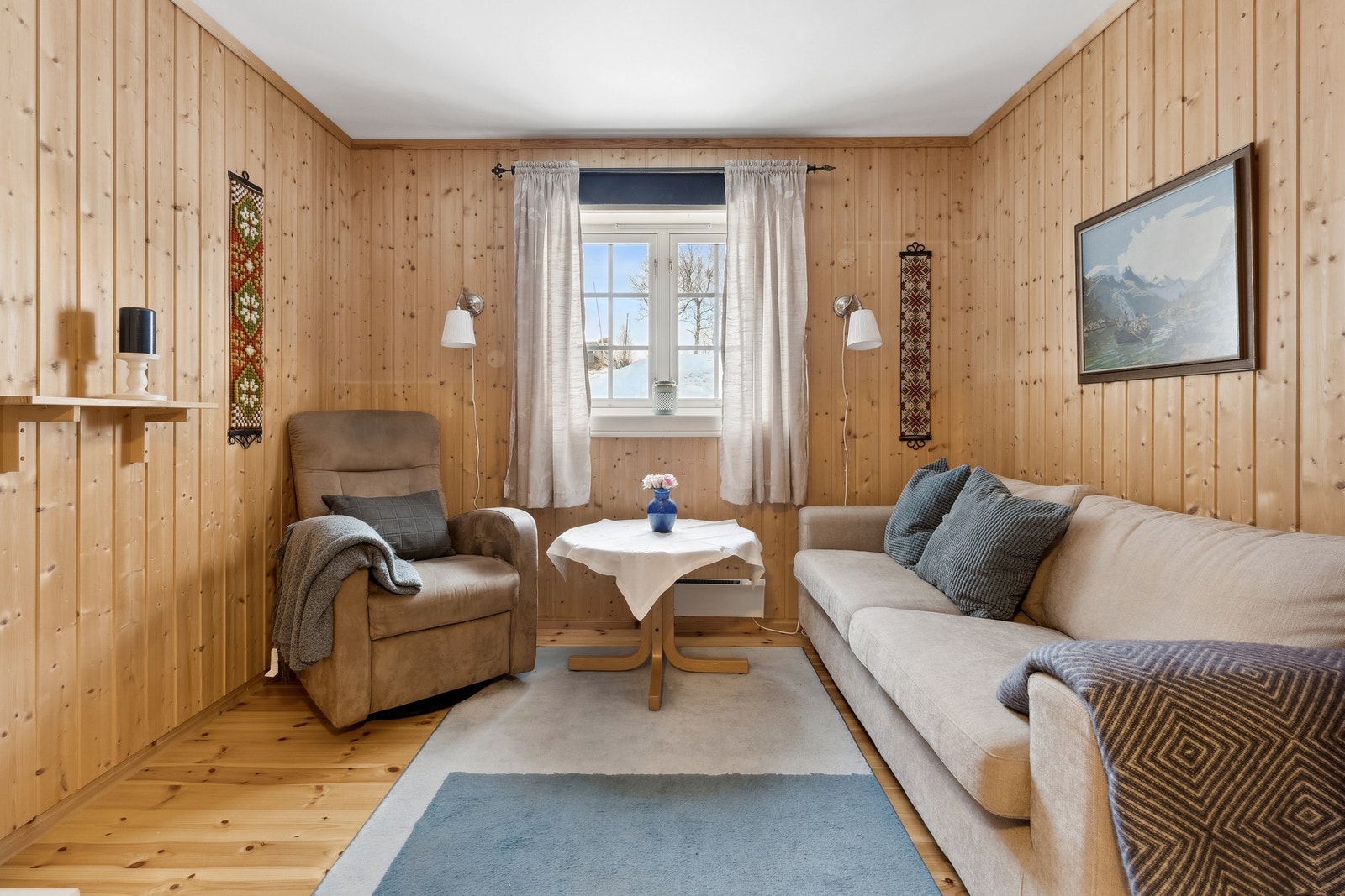 Soverom 2 i underetasjen er på 8 kvm, og benyttes i dag som ekstra stue. Galleribilde