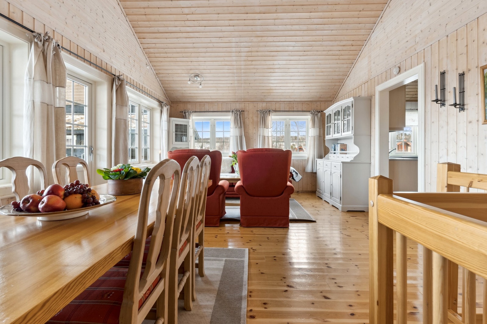 Stuen har en svært god takhøyde, noe som gir en åpen og luftig atmosfære. Galleribilde