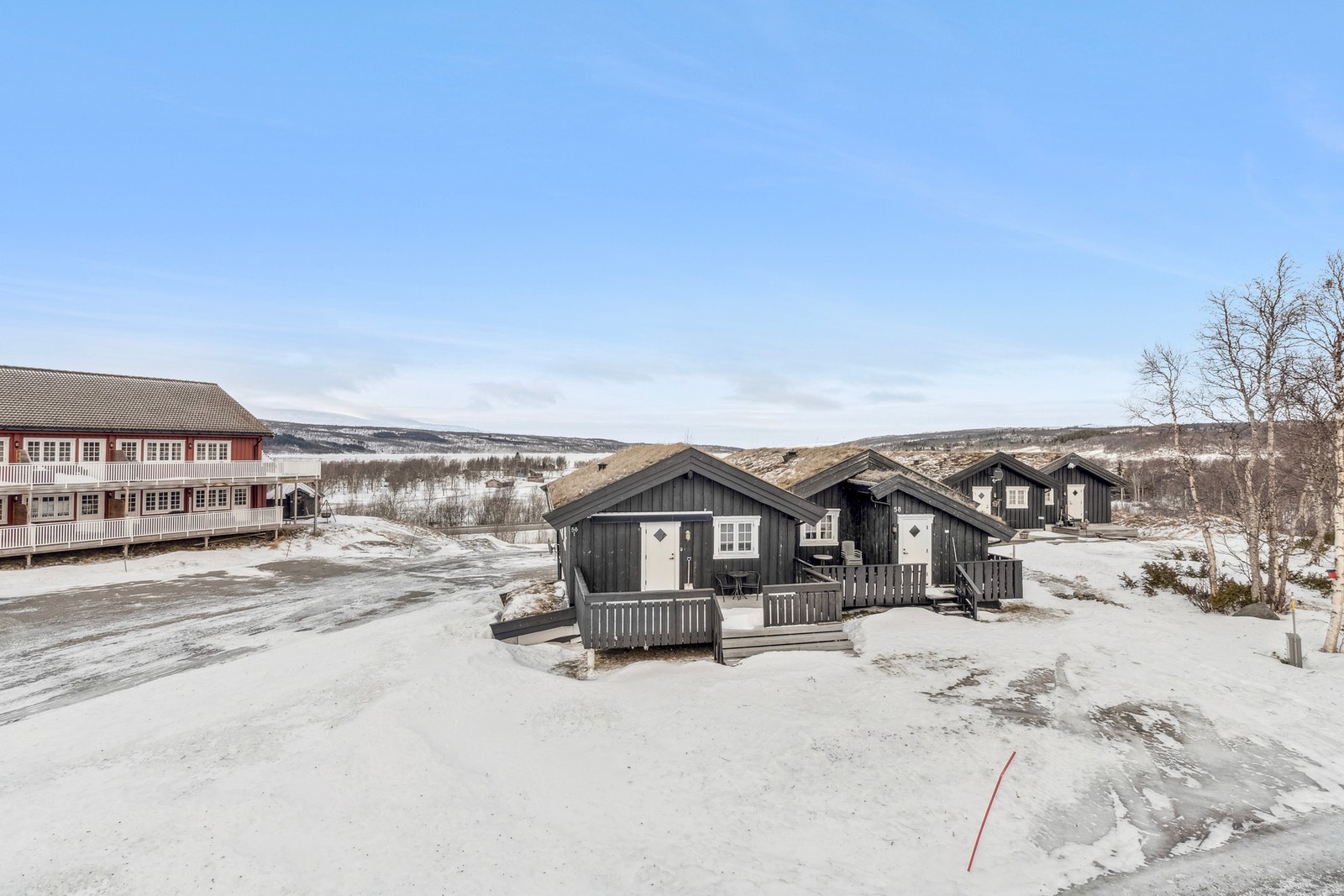 Hytten går over 2 plan og har blant annet innlagt vann og avløp samt strøm og helårsvei. Galleribilde