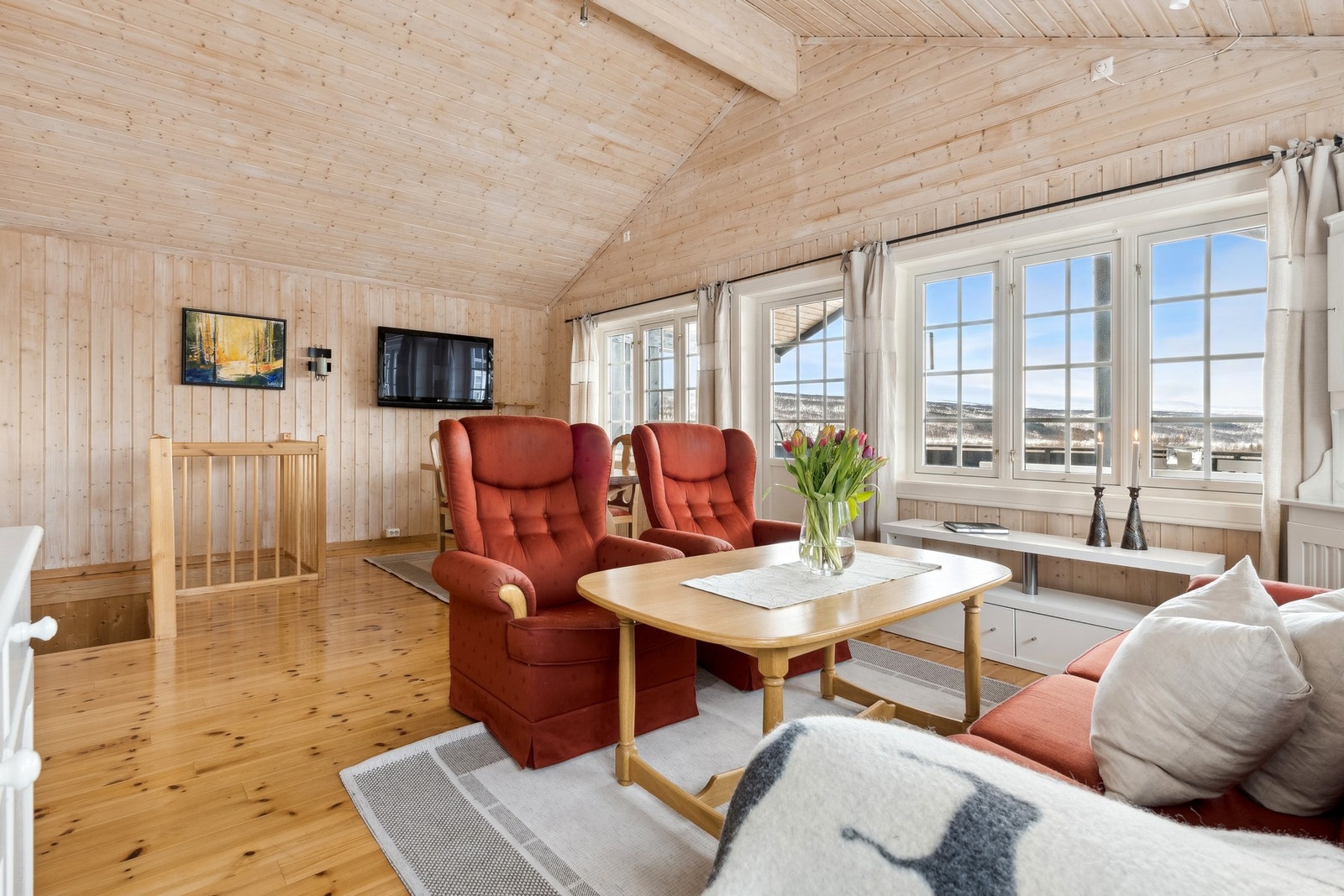 Store vindusoverflater gir rikelig med naturlig lysinnslipp. Galleribilde