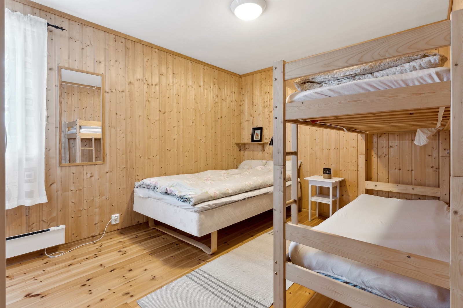 I underetasjen har du et romslig soverom på 10,5 kvm. Galleribilde