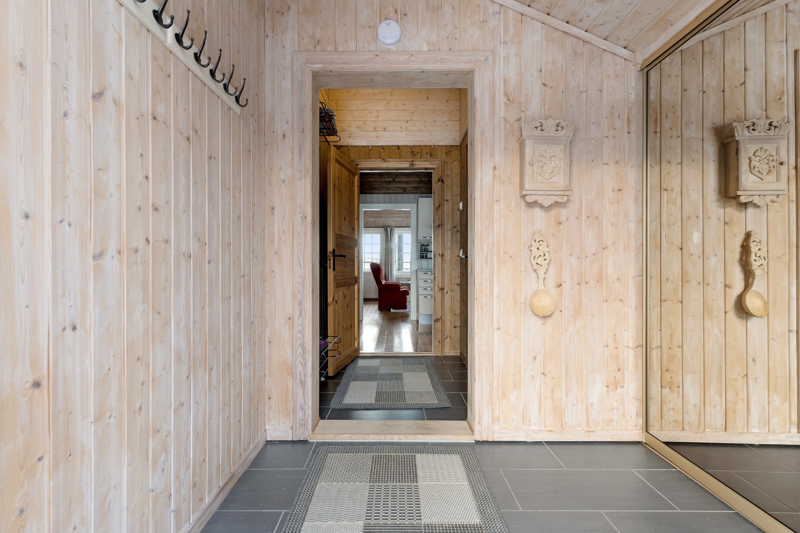 Gangen er utstyrt med skyvedørsgarderobe og gulvvarme. Galleribilde