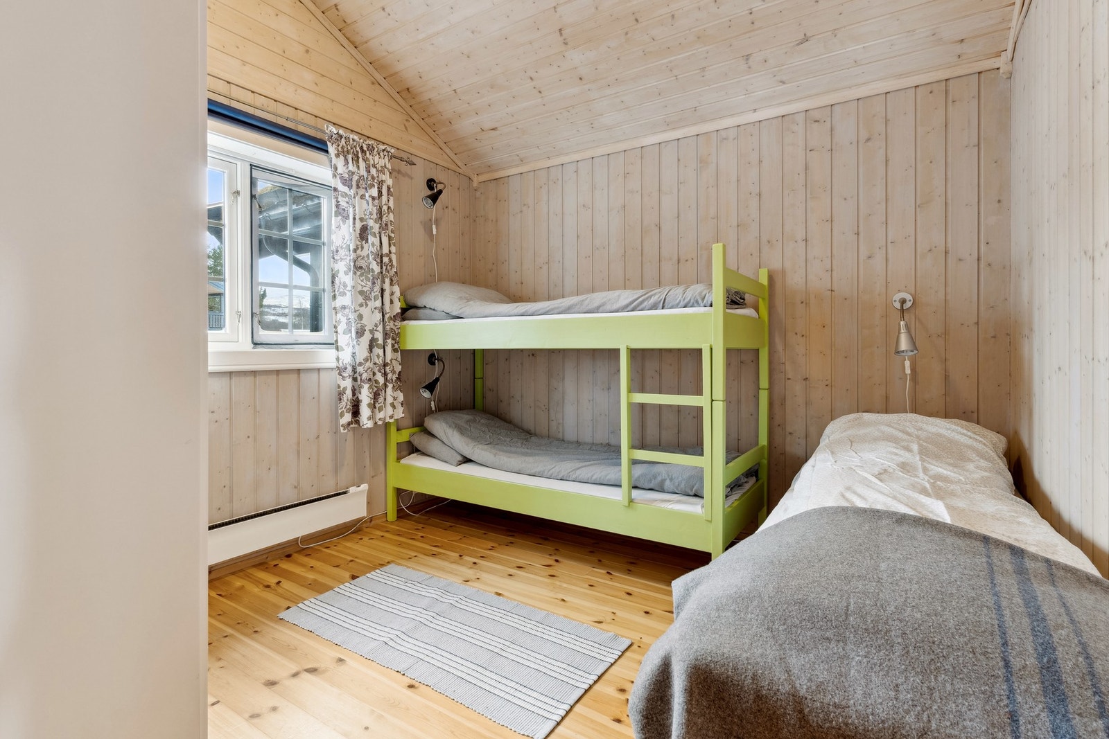 Soverom på 8,5 kvm, med 3 sengeplasser. Galleribilde