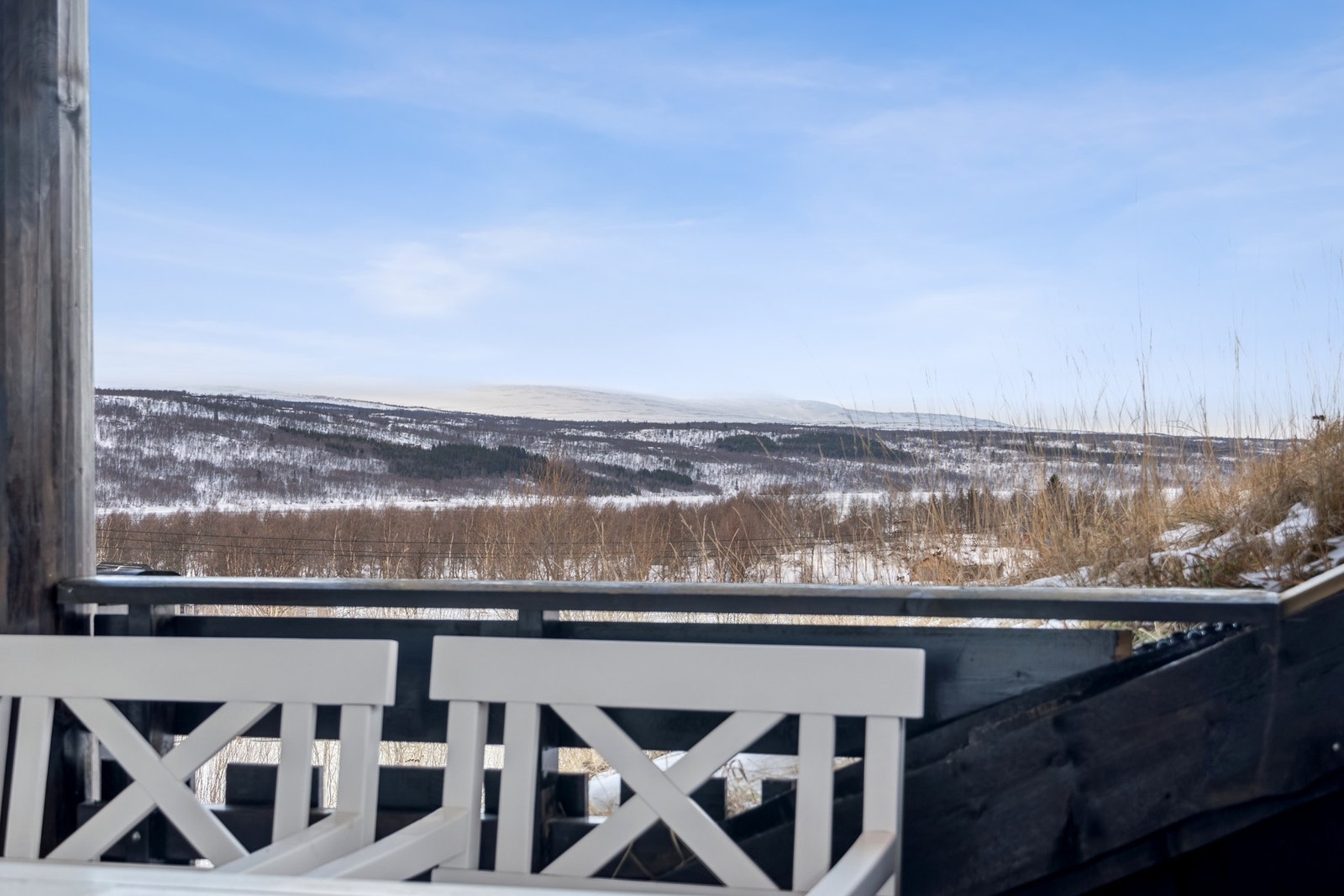 Fra terrassen har du fantastisk utsikt ut over Stugusjøen. Galleribilde