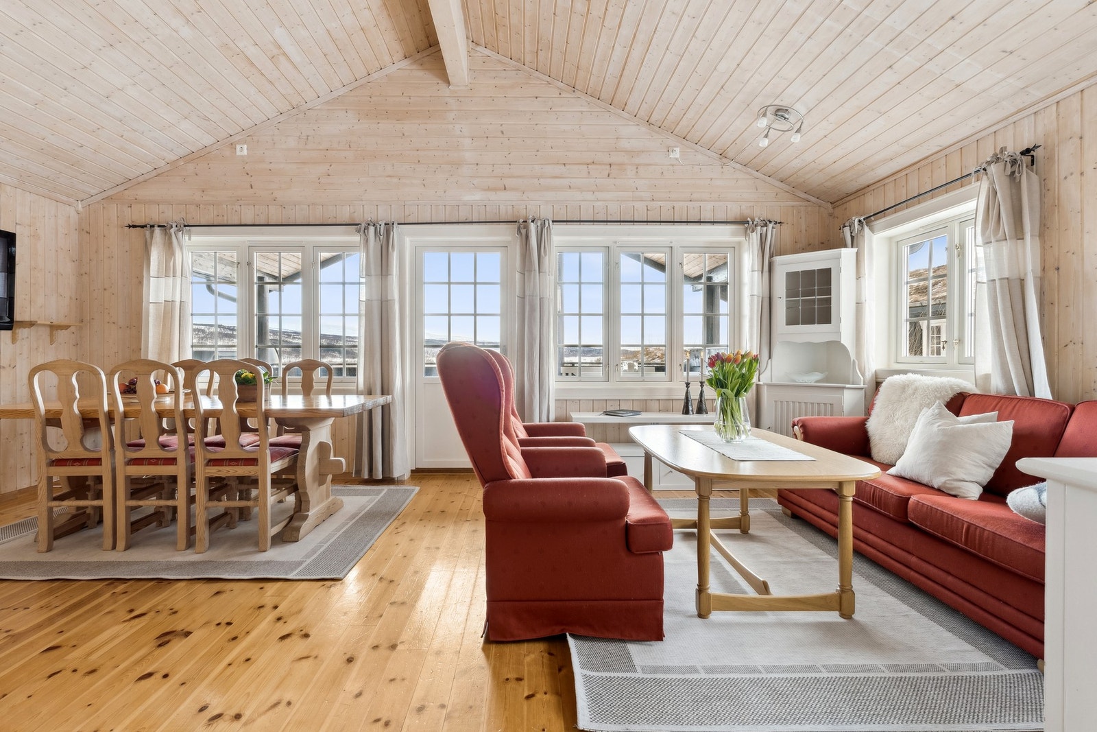 Åpen og innbydende stue på 25 kvm og mye naturlig belsyning. Galleribilde