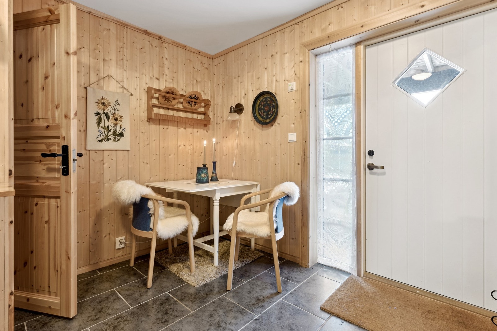 Her er det også innredet med en liten spisegruppe. Galleribilde