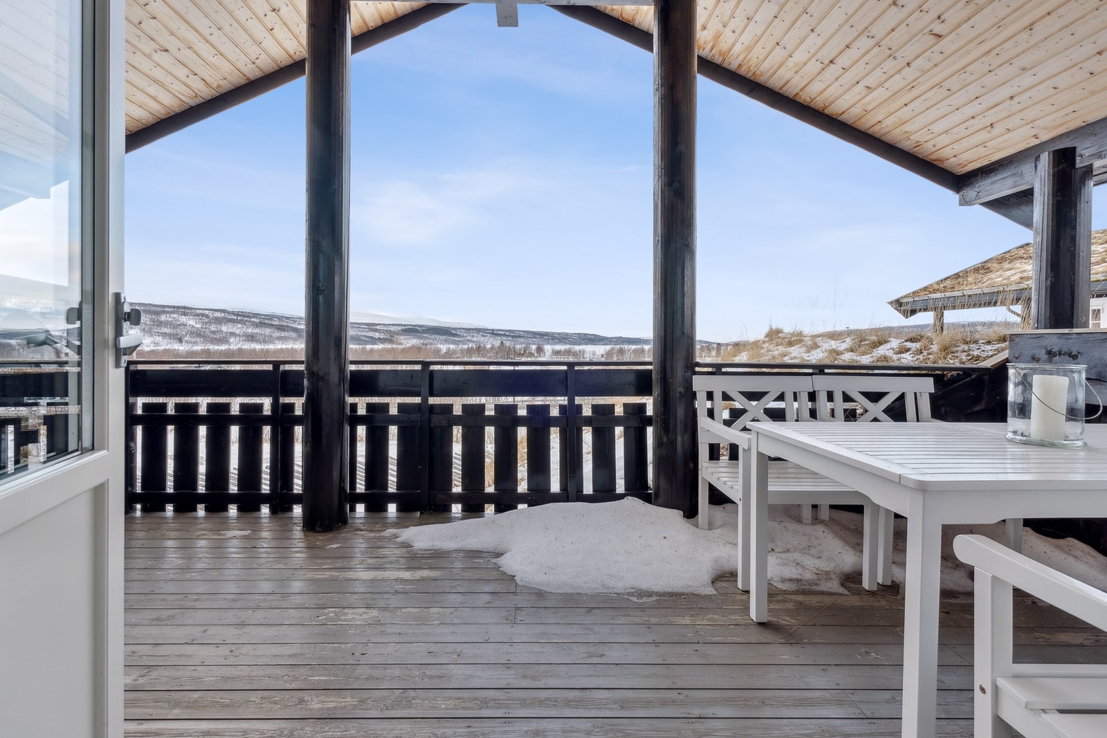 En attraktiv fritidseiendom med sentral beliggenhet i Stugudal. Her har man flott utsikt mot Stuggusjøen fra terrassen. Galleribilde