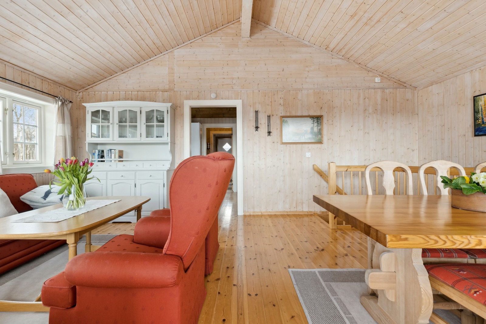 Rommet har furugulv og panel på vegger. Galleribilde