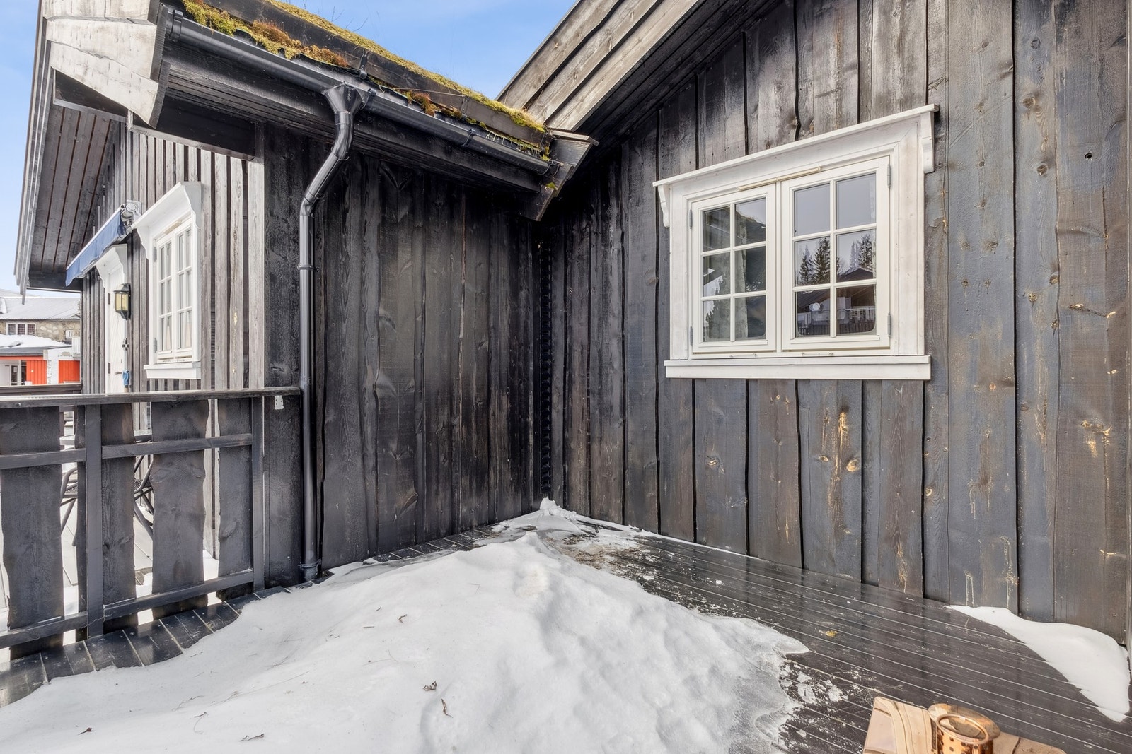 Uteplass på oversiden hvor man har formiddagssolen. Galleribilde