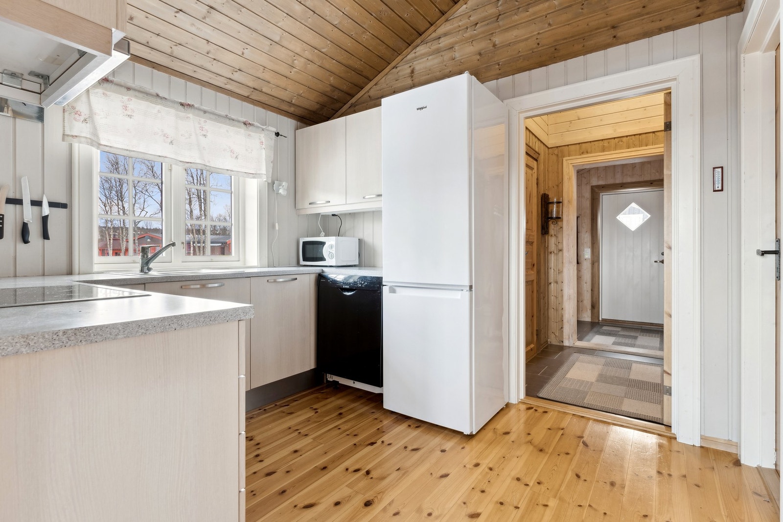 Adskilt kjøkken på 8 kvm med tilknytning til stuen. Galleribilde