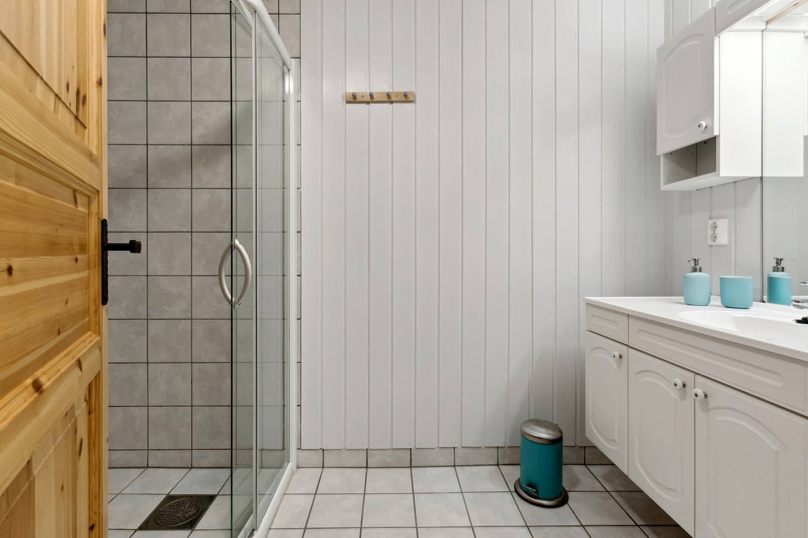 Badet har en klassisk baderomsinnredning i hvitt, med heldekkende servant og rikelig med skapplass. Galleribilde