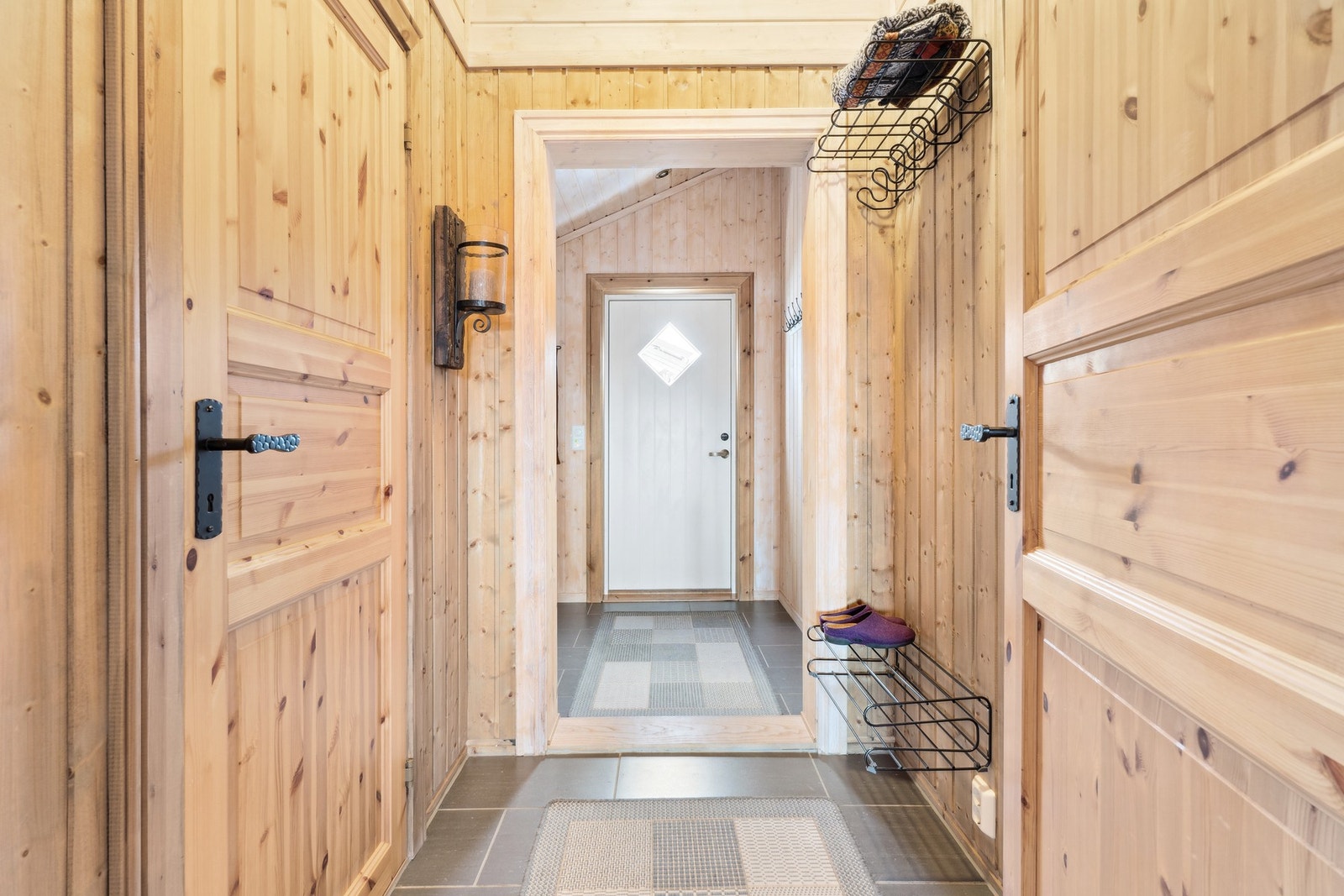 Hyttens entre er på 5,5 kvm. Galleribilde