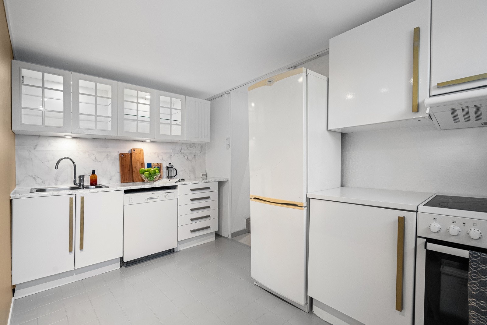 Pent kjøkken med god skap- og benkeplass. Galleribilde