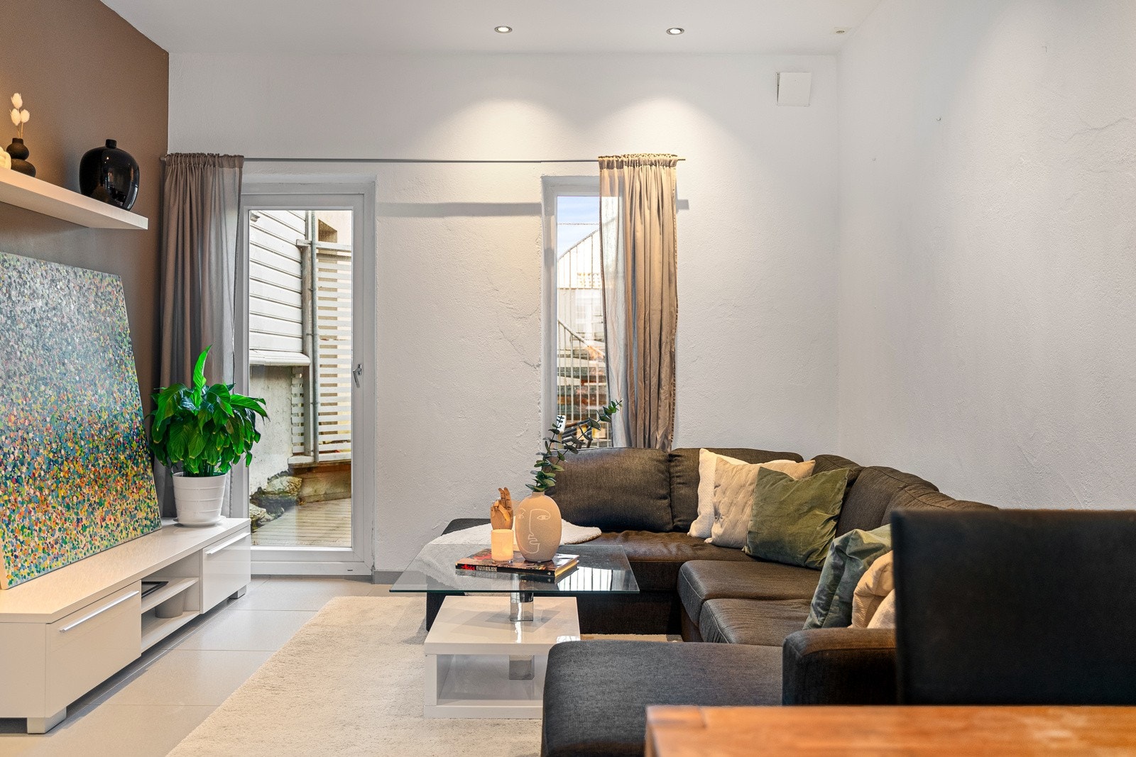 Lys og luftig stue med takhøyde på 2,65 m. Galleribilde