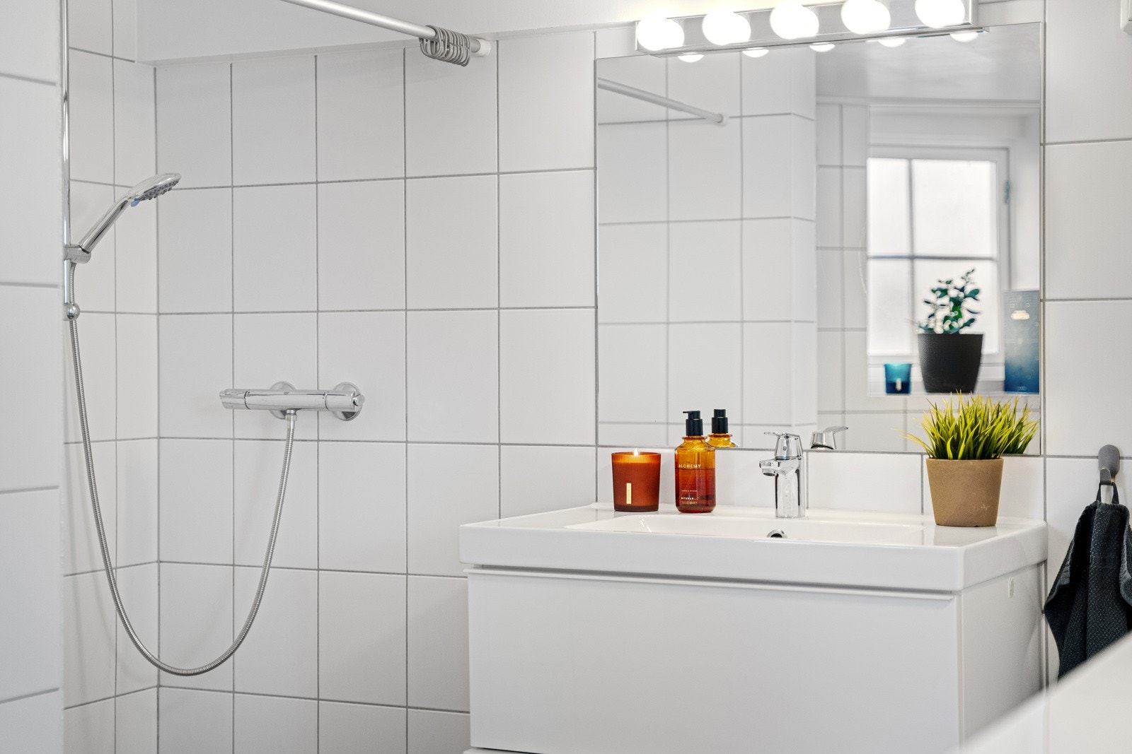 Praktisk bad med pen innredning. Galleribilde