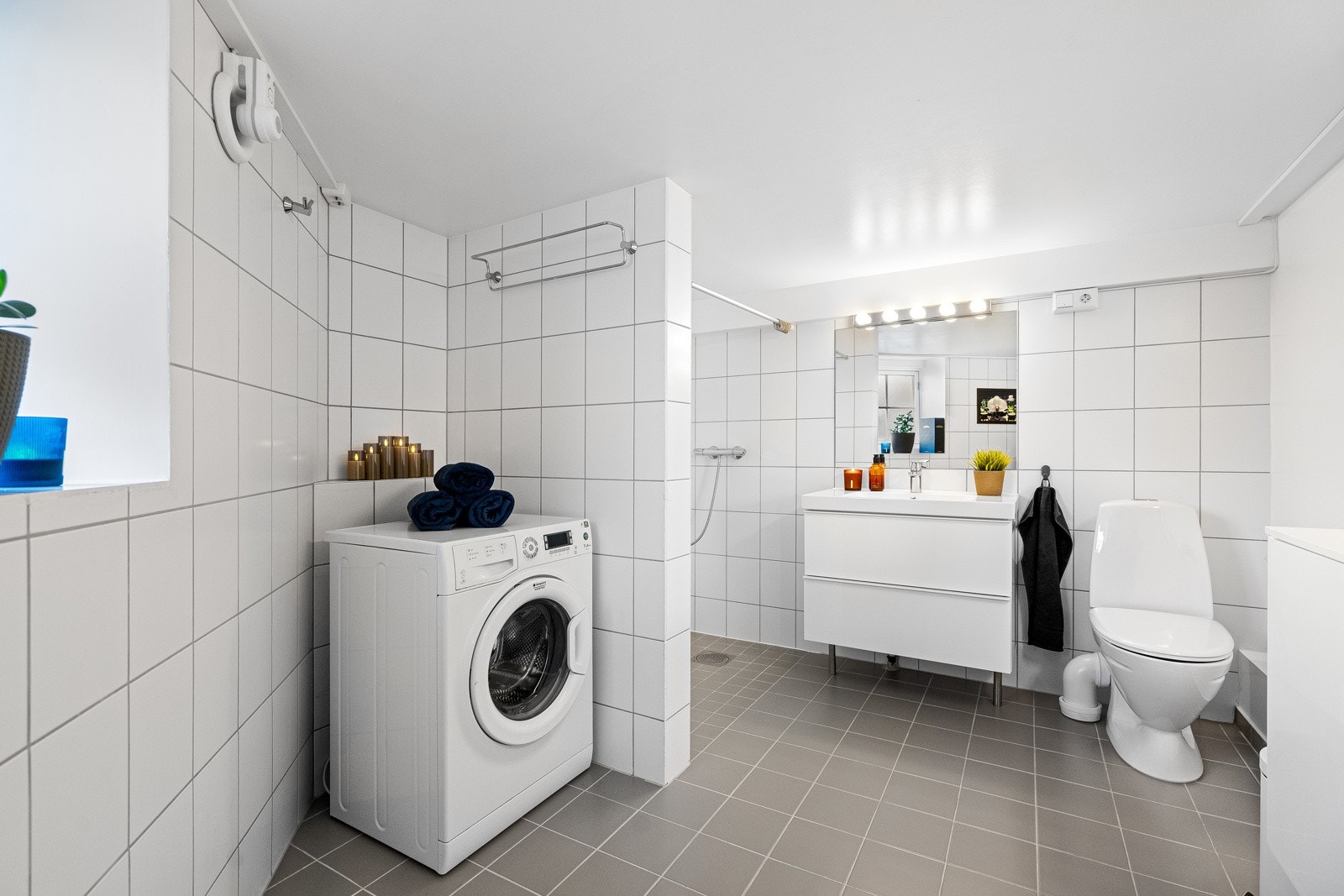 Flislagt bad med gulvvarme. Opplegg for vaskemaskin. Mekanisk avtrekksvifte i vegg. Galleribilde