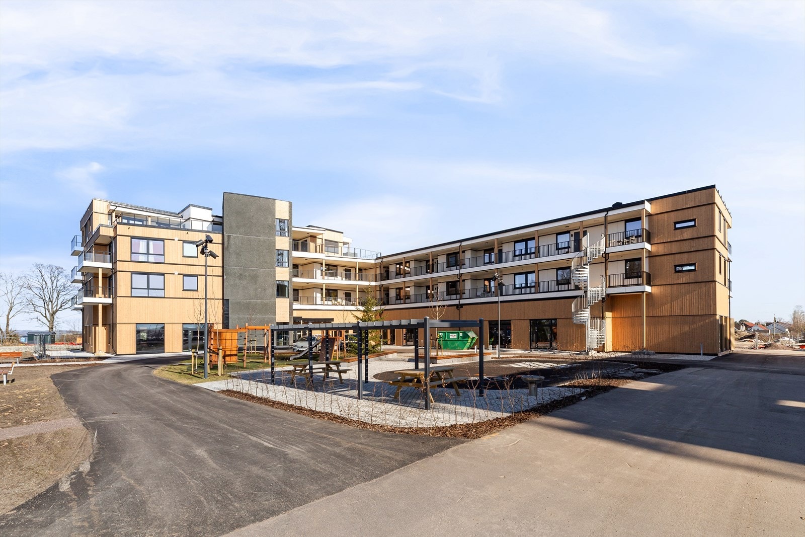 Fasade med lekeplass Galleribilde