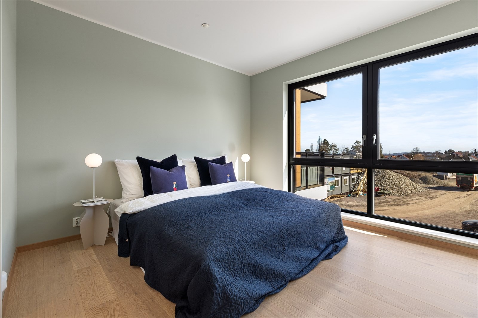 Stort hovedsoverom med god plass til dobbeltseng Galleribilde