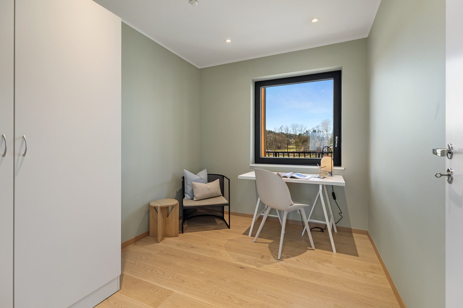 Soverom 2 / kontor - God plass til seng og garderobeløsning Galleribilde