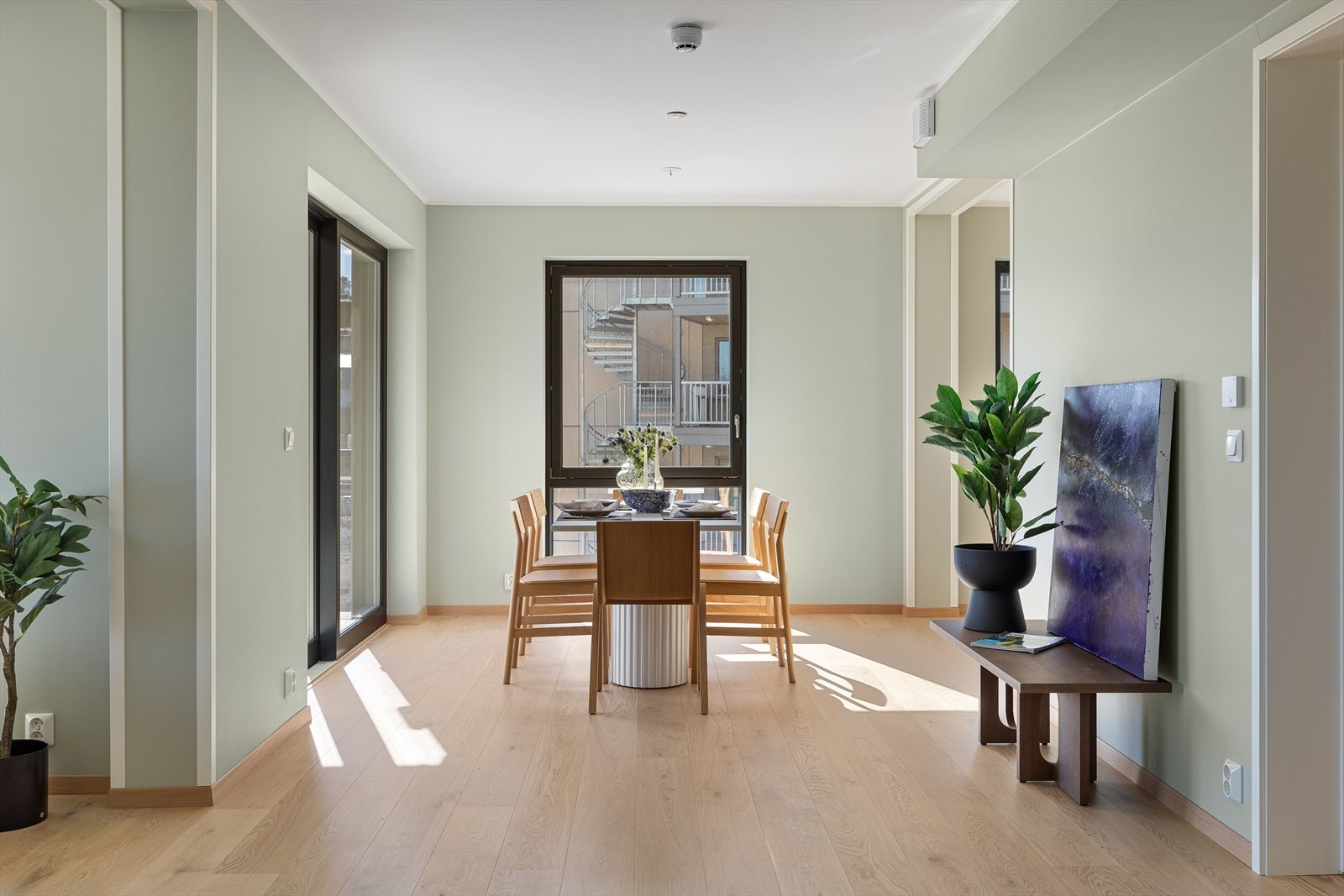 God plass til langbord ved kjøkken Galleribilde