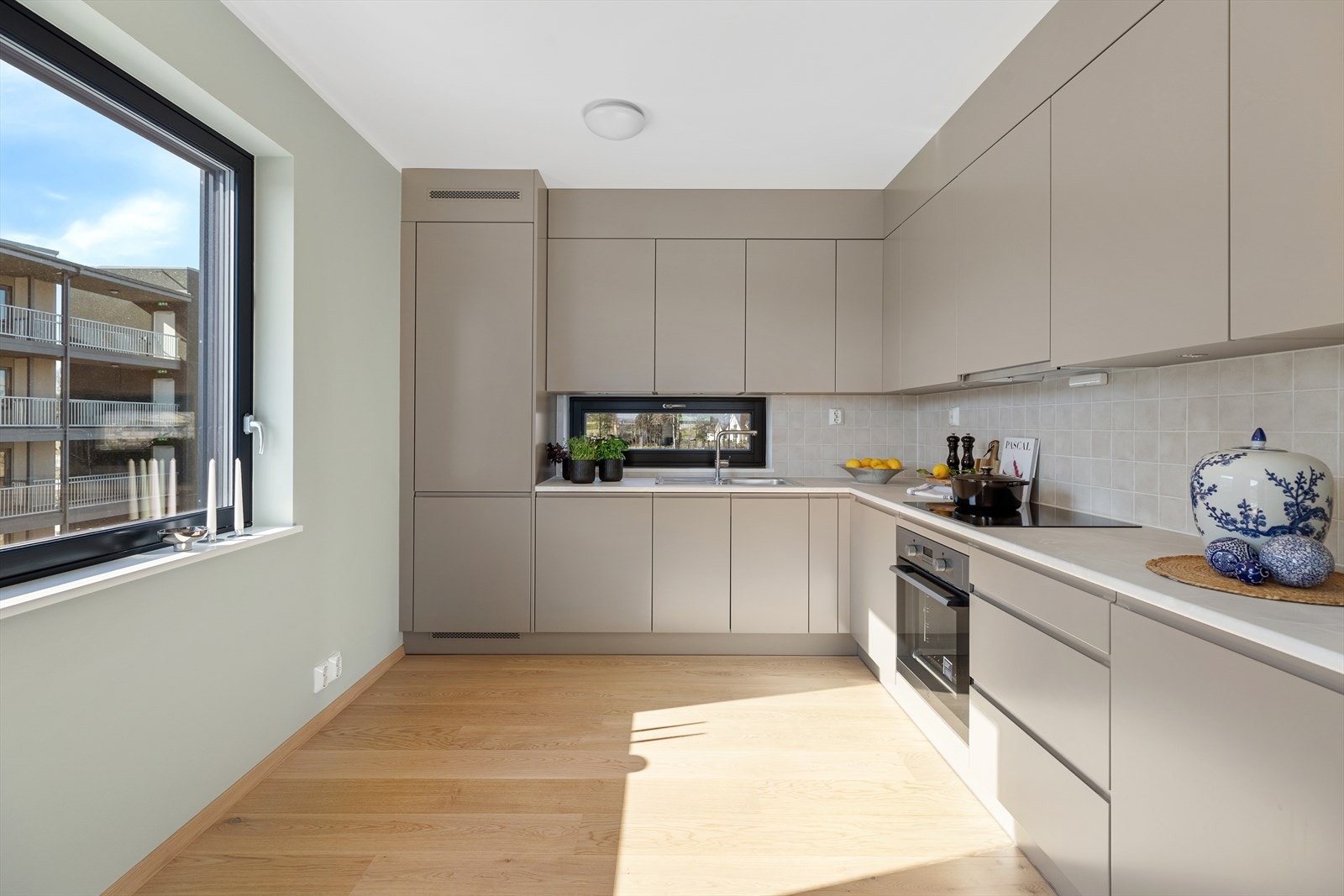 Lekker kjøkken med glatte fronter Galleribilde