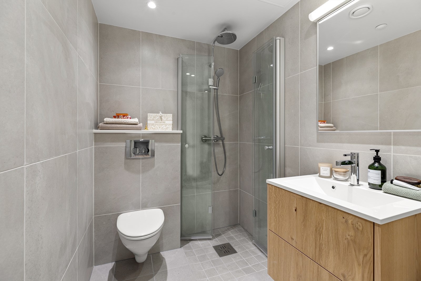 Baderom 2 med dusjhjørne, servant og wc Galleribilde