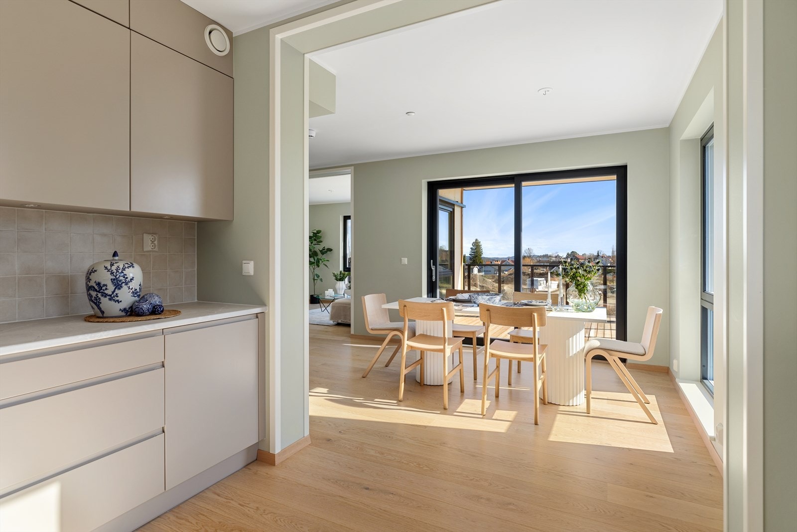 åpen kjøkkenløsning mot spiseavdelingen Galleribilde