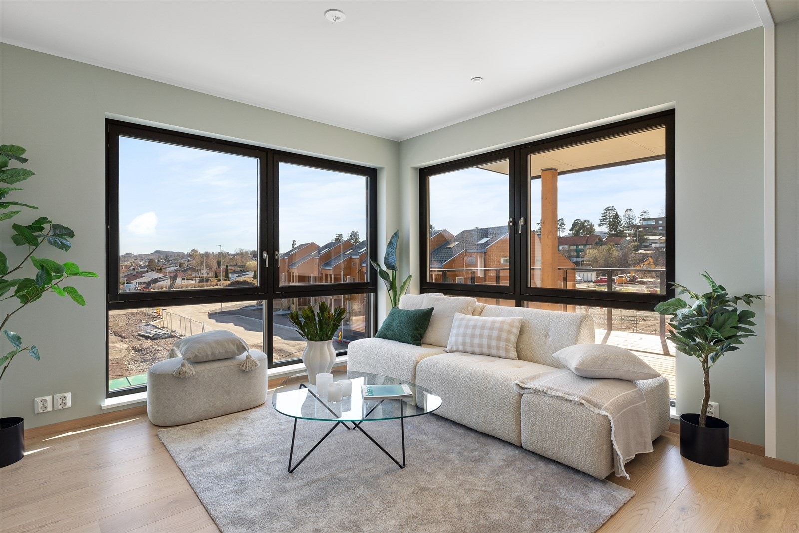 Store vindusflater sikrer rikelig med naturlig lys Galleribilde