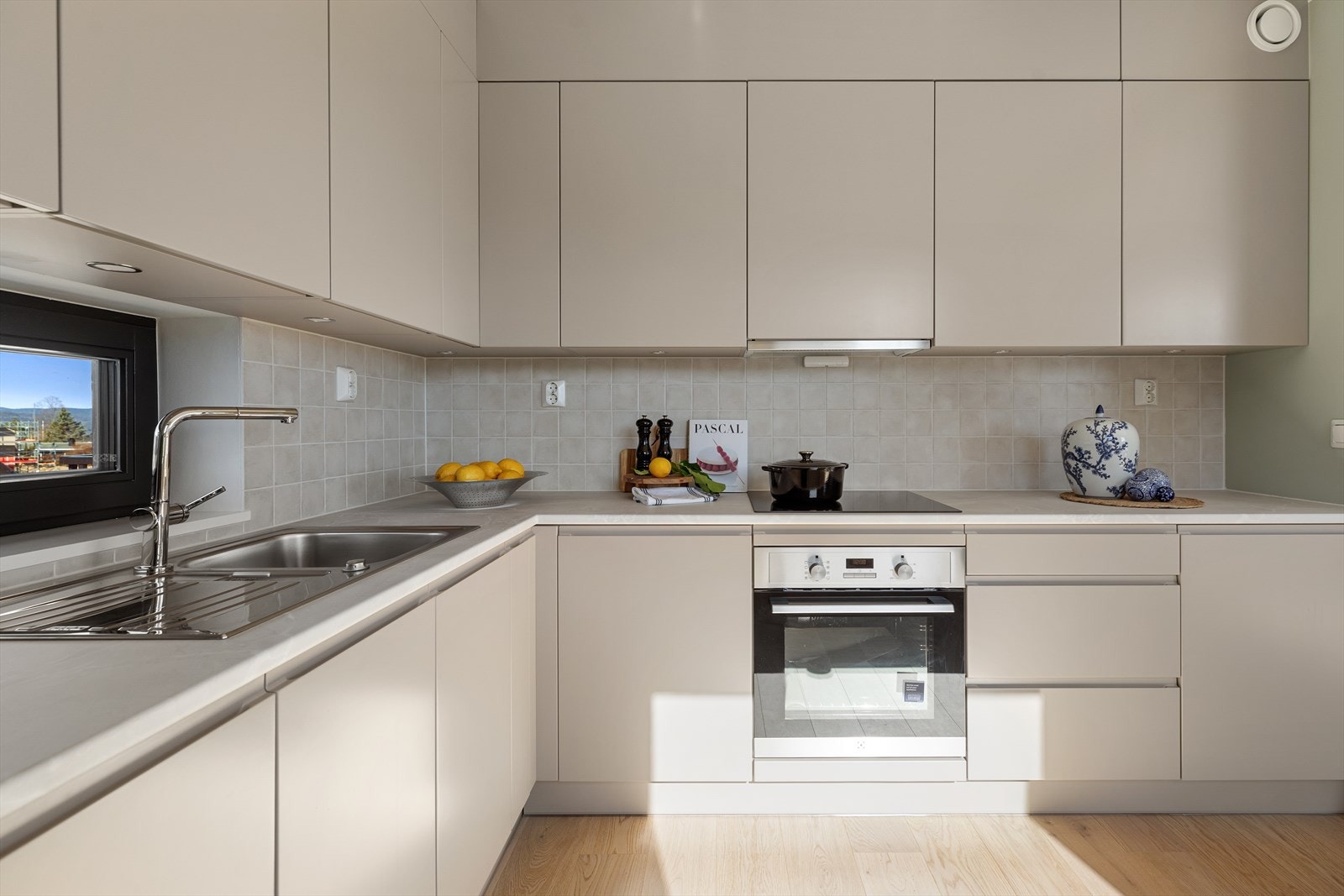 Rikelig med benke- og skapplass gir gode arbeidsforhold Galleribilde