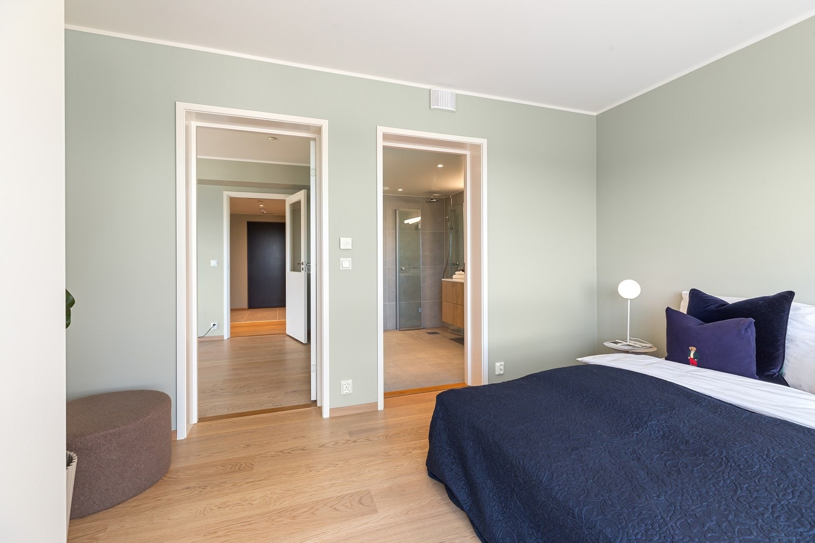 Fra hovedsoverommet er det adkomst til eget baderom Galleribilde