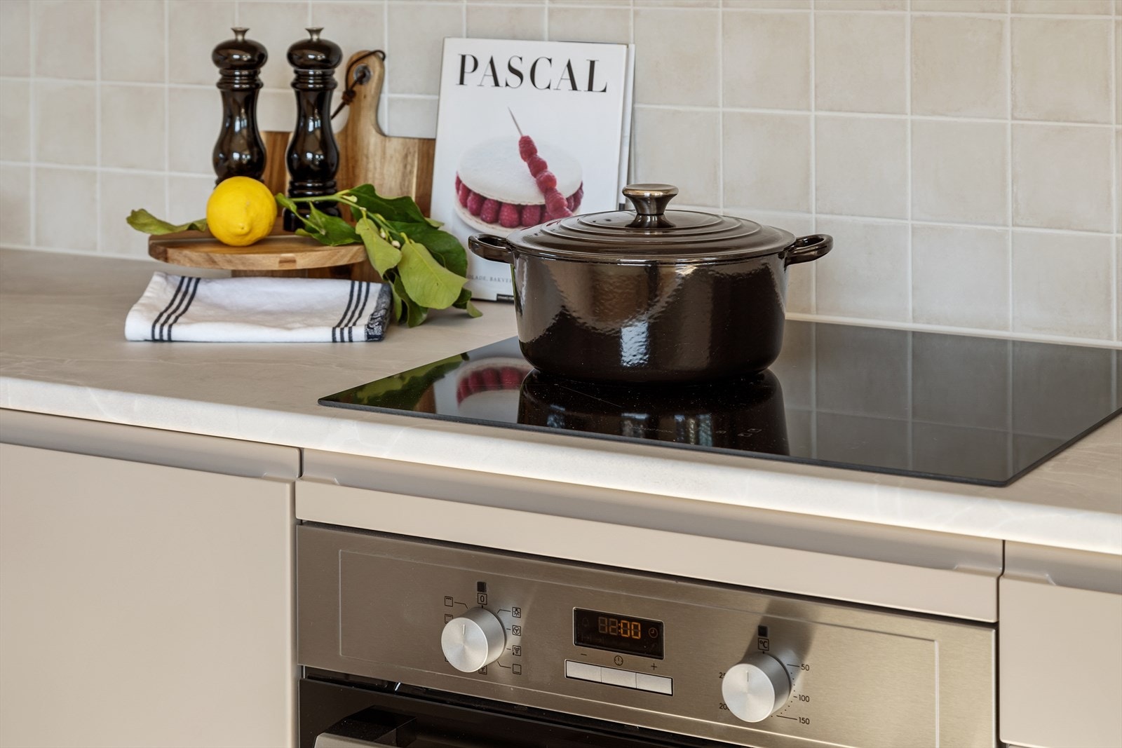 Alt av hvitevarer er integrert i kjøkkeninnredningen Galleribilde