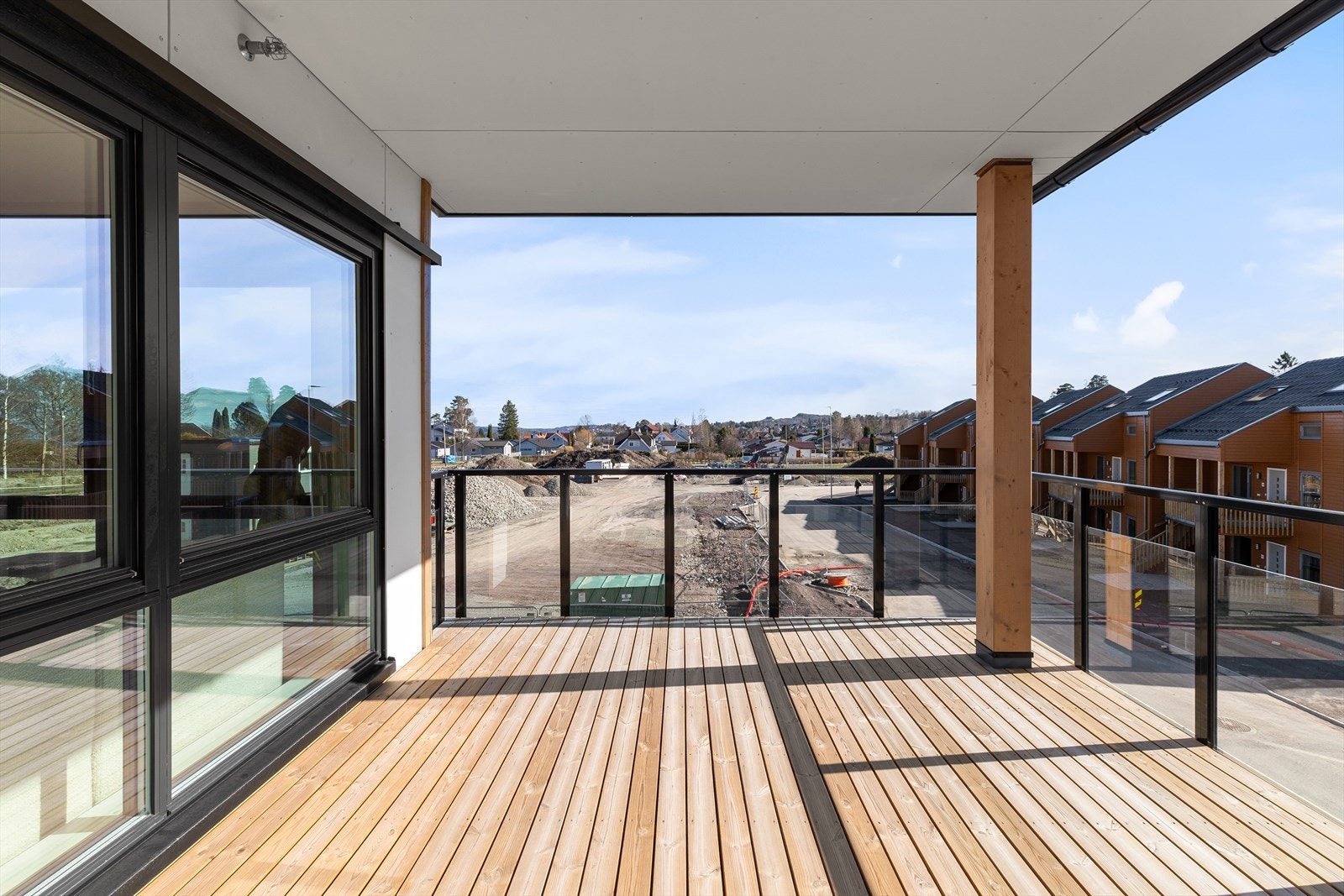 Solrik balkong med god plass for sittegruppe Galleribilde