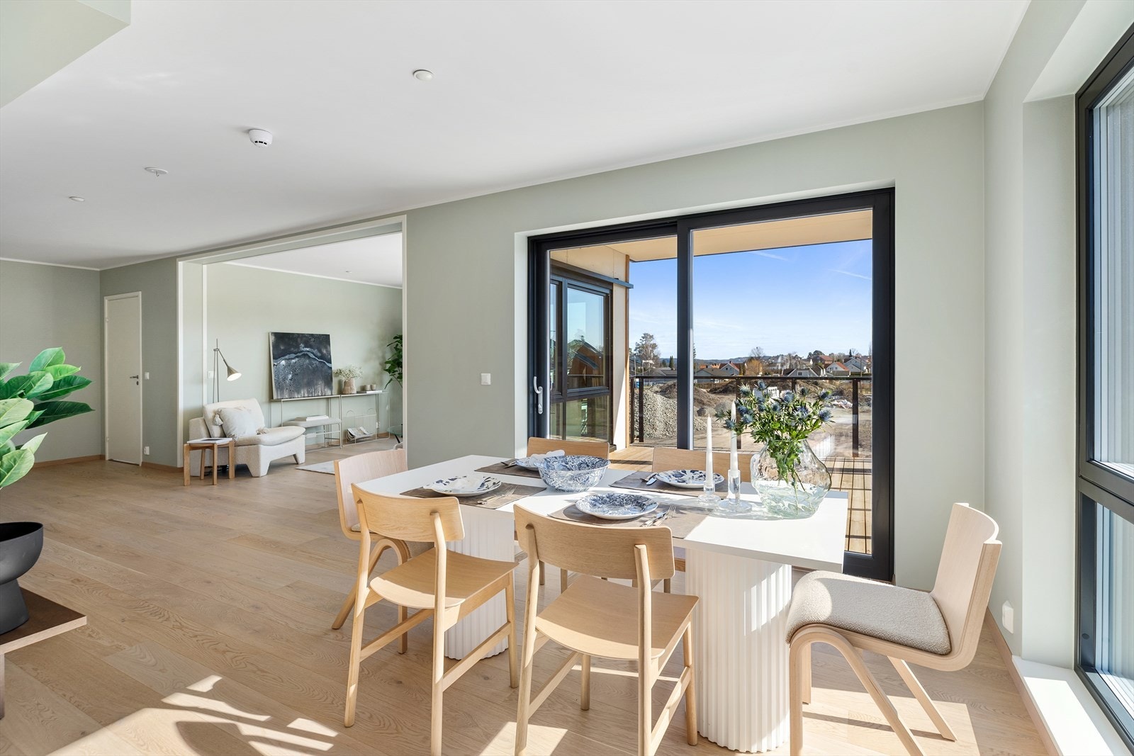 Fra stuen er det utgang til stor og solrik balkong Galleribilde