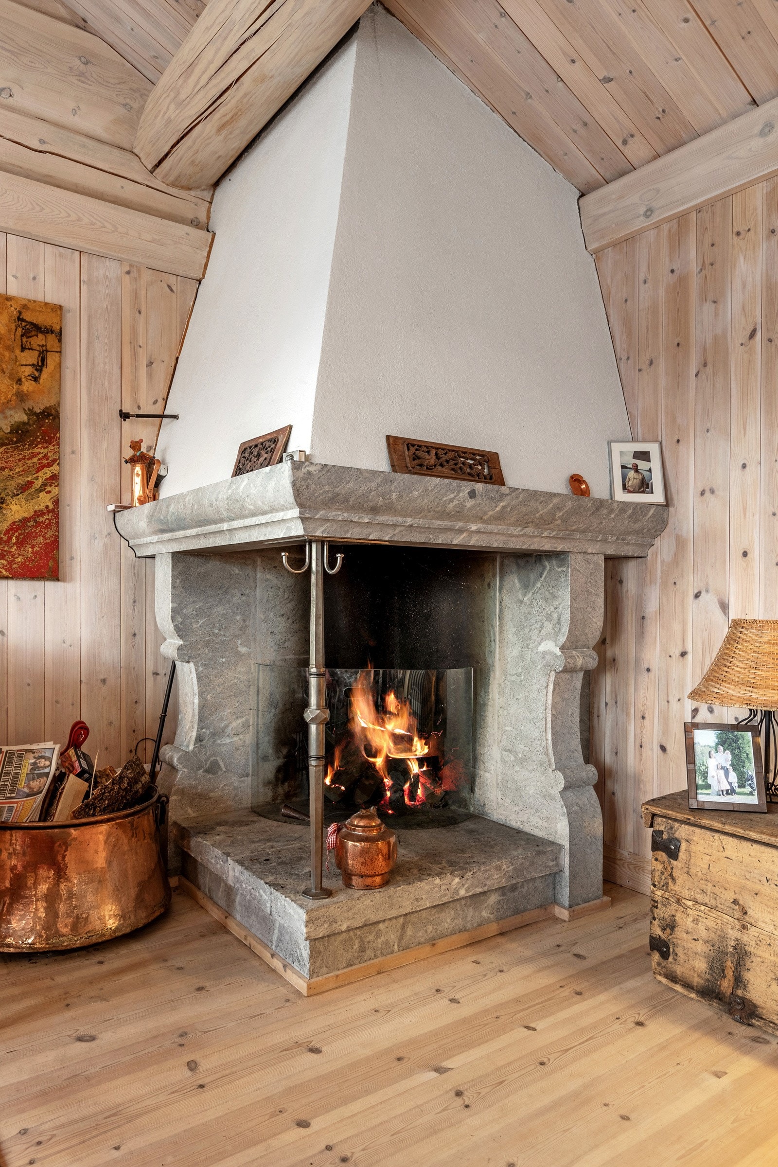 I stua er det også en åpen peis, som bidrar til både varme og hygge på kalde vinterdager. Galleribilde