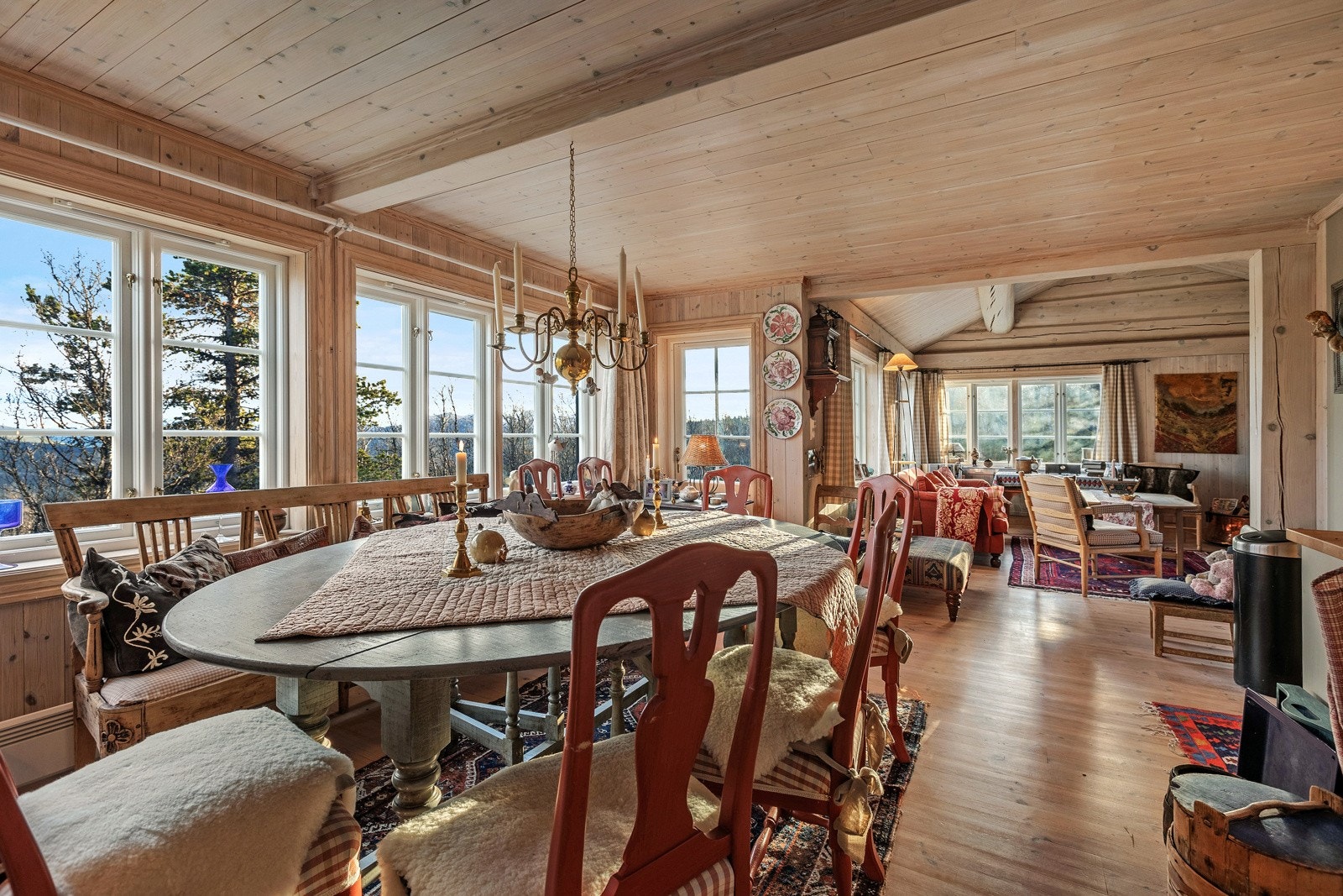 Stua og spisestua er av generøs størrelse, og har gode møbleringsmuligheter med plass til både spisebord og sofagruppe. Galleribilde