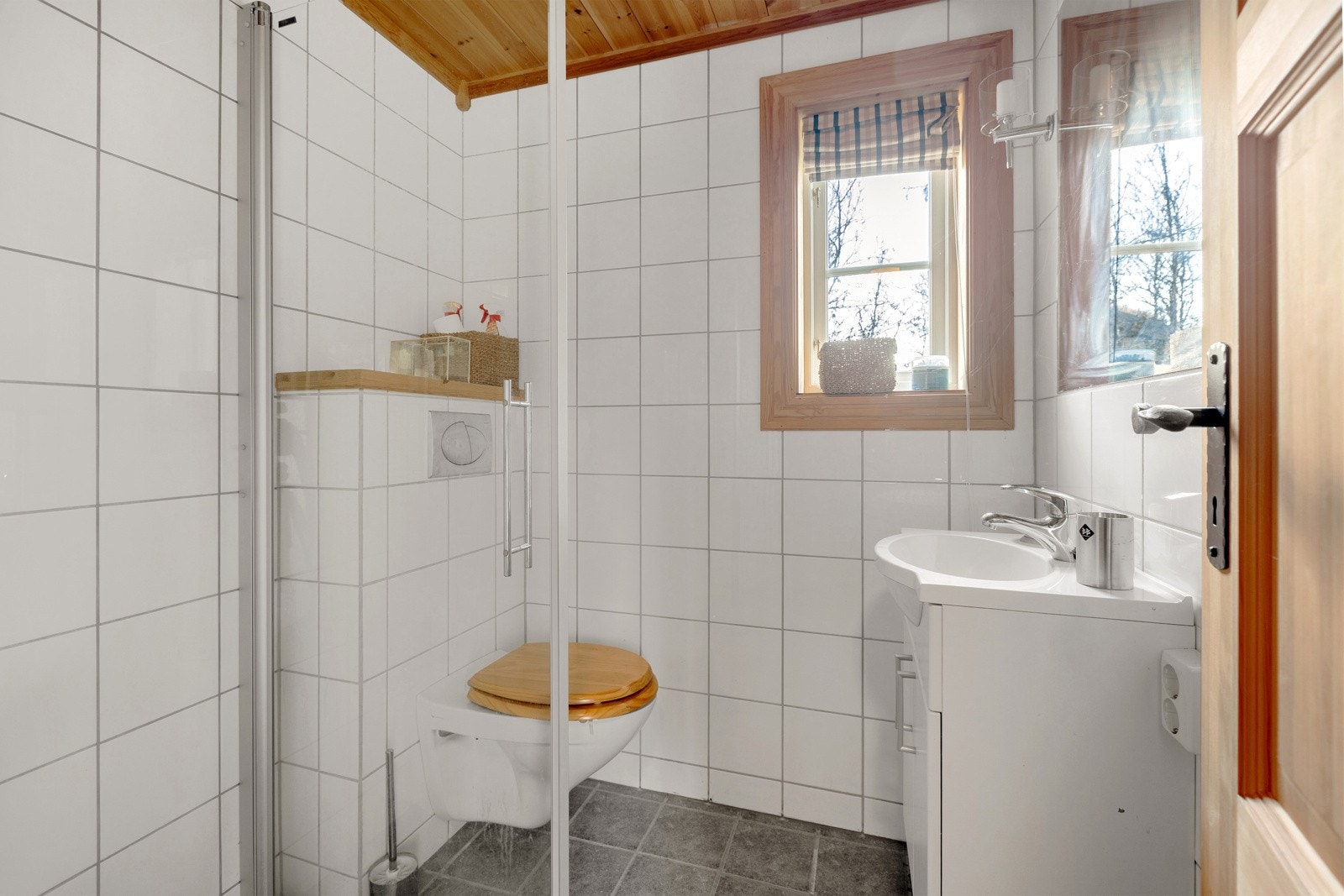 I annekset er det også et eget bad - perfekt for større familier eller om man har gjester på besøk. Galleribilde