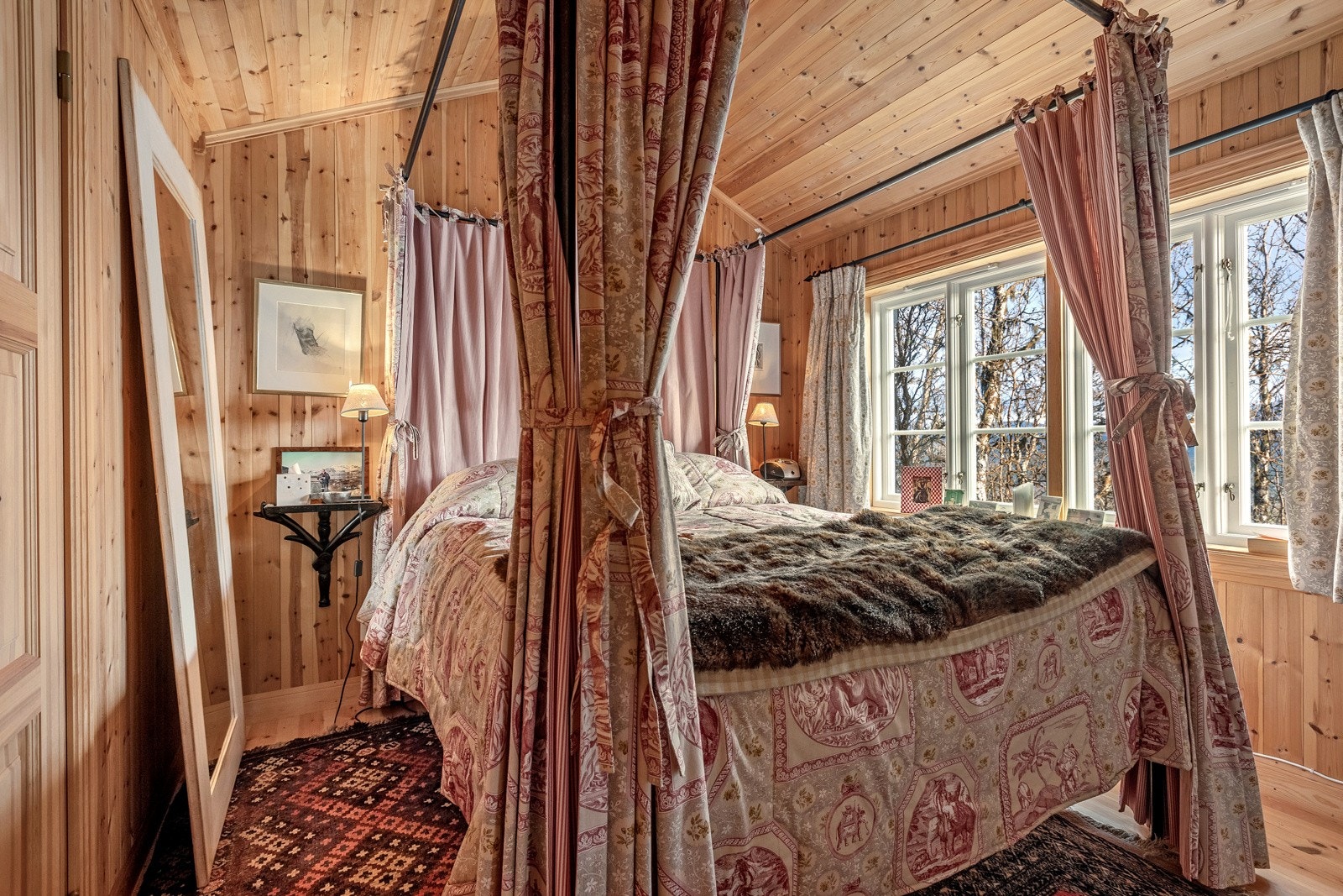 Hovedsoverommet ligger i første etasje, og har tilgang til eget bad. Galleribilde